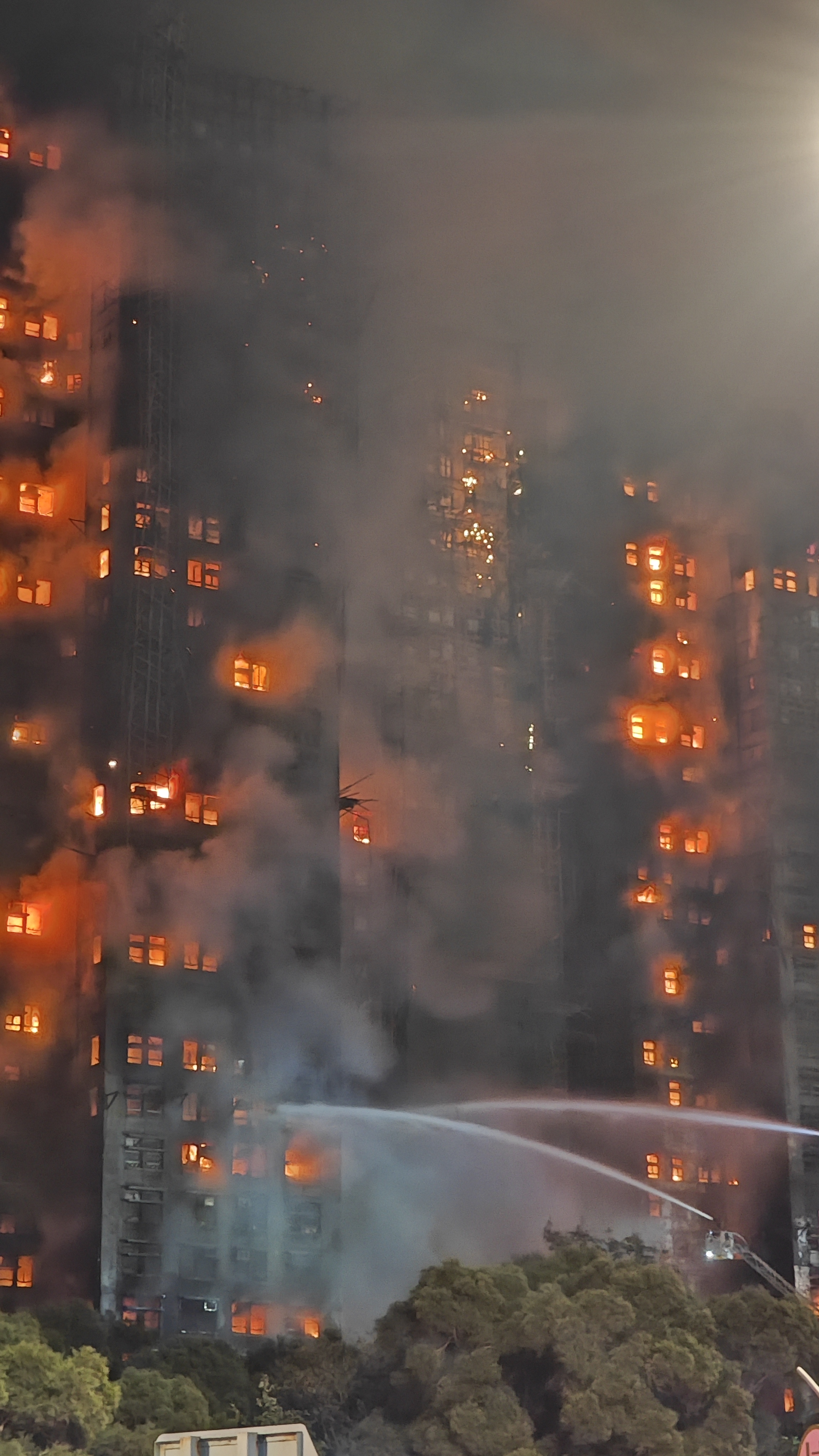 Hong Kong'da konut kompleksinde yangın: 13 ölü, 28 yaralı  - Görsel 2