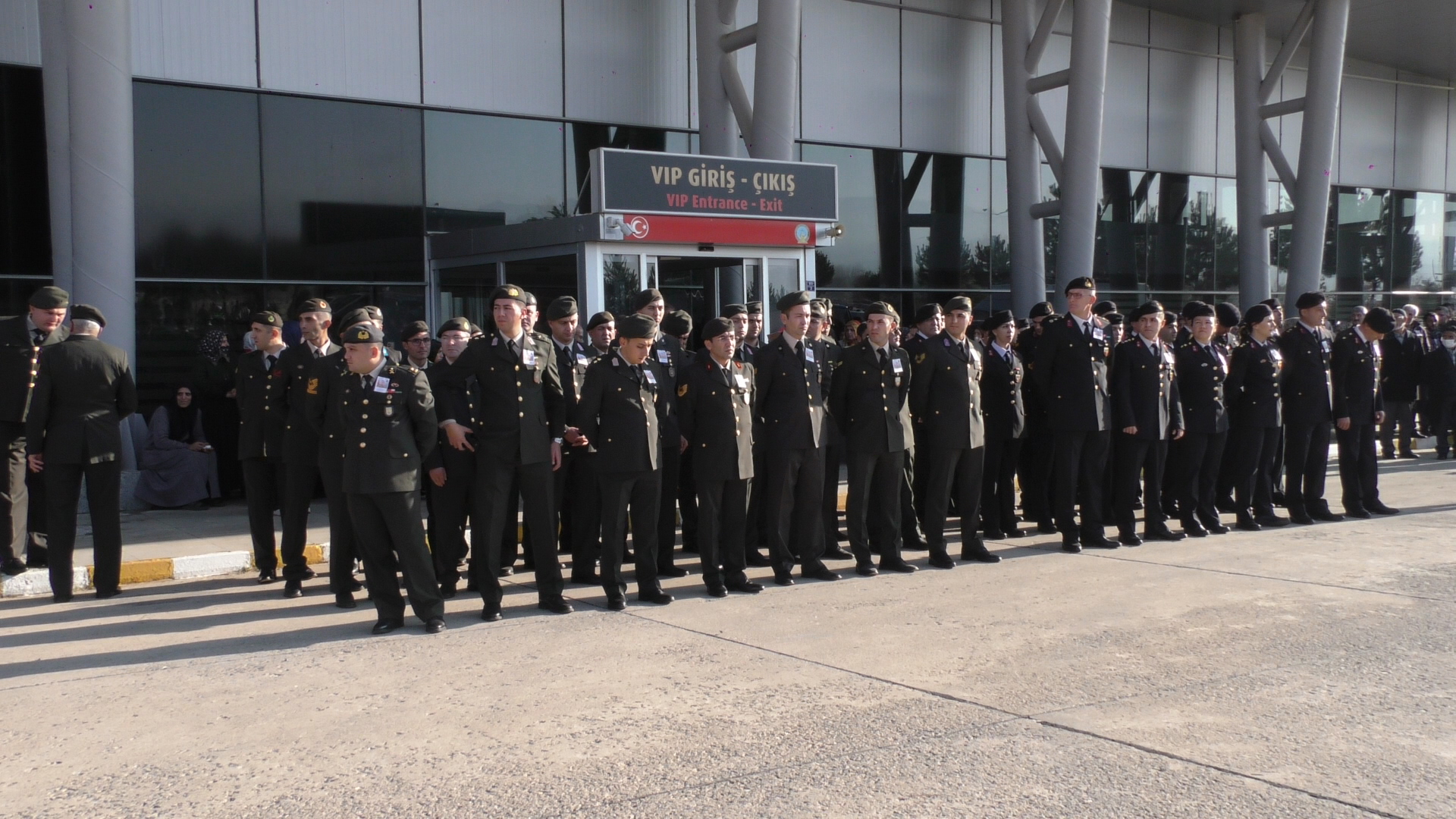 Terhisine 1 hafta kala nefes borusuna yiyecek kaçması sonucu ölen er, toprağa verildi - Görsel 1