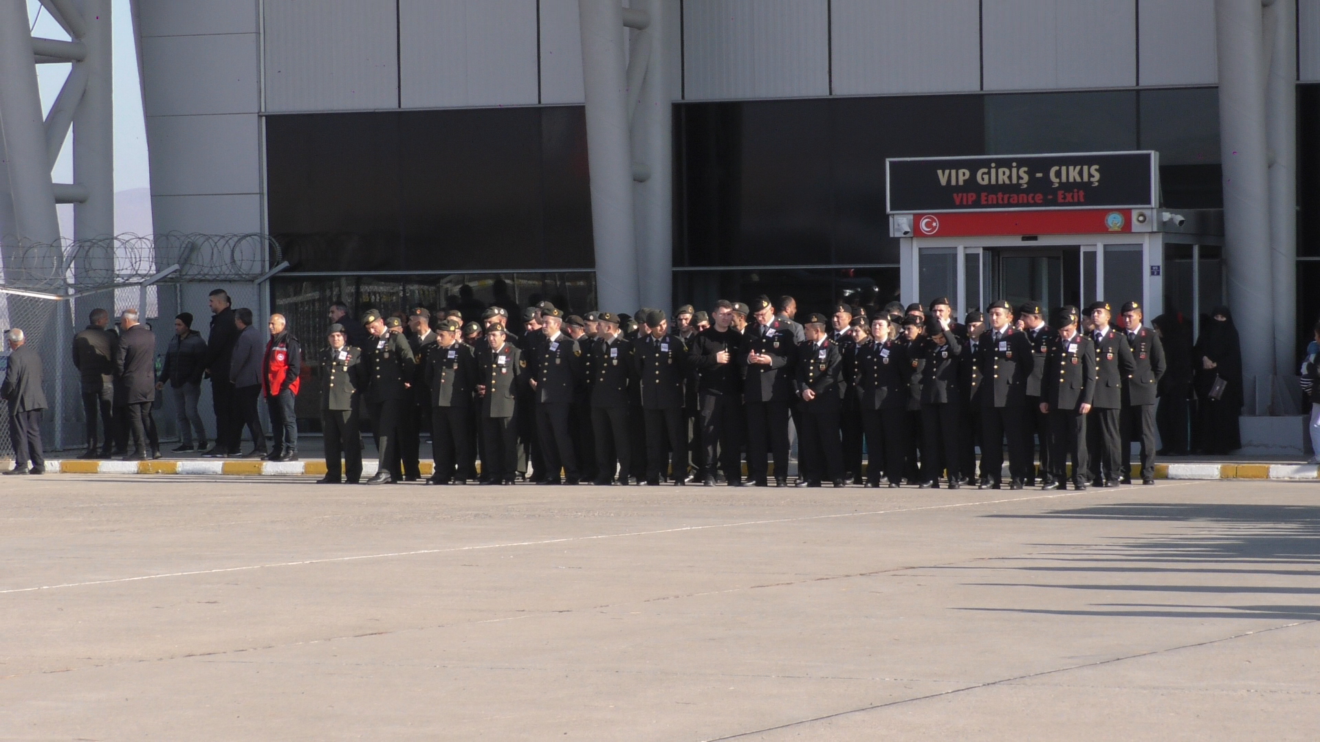 Terhisine 1 hafta kala nefes borusuna yiyecek kaçması sonucu ölen er, toprağa verildi - Görsel 2