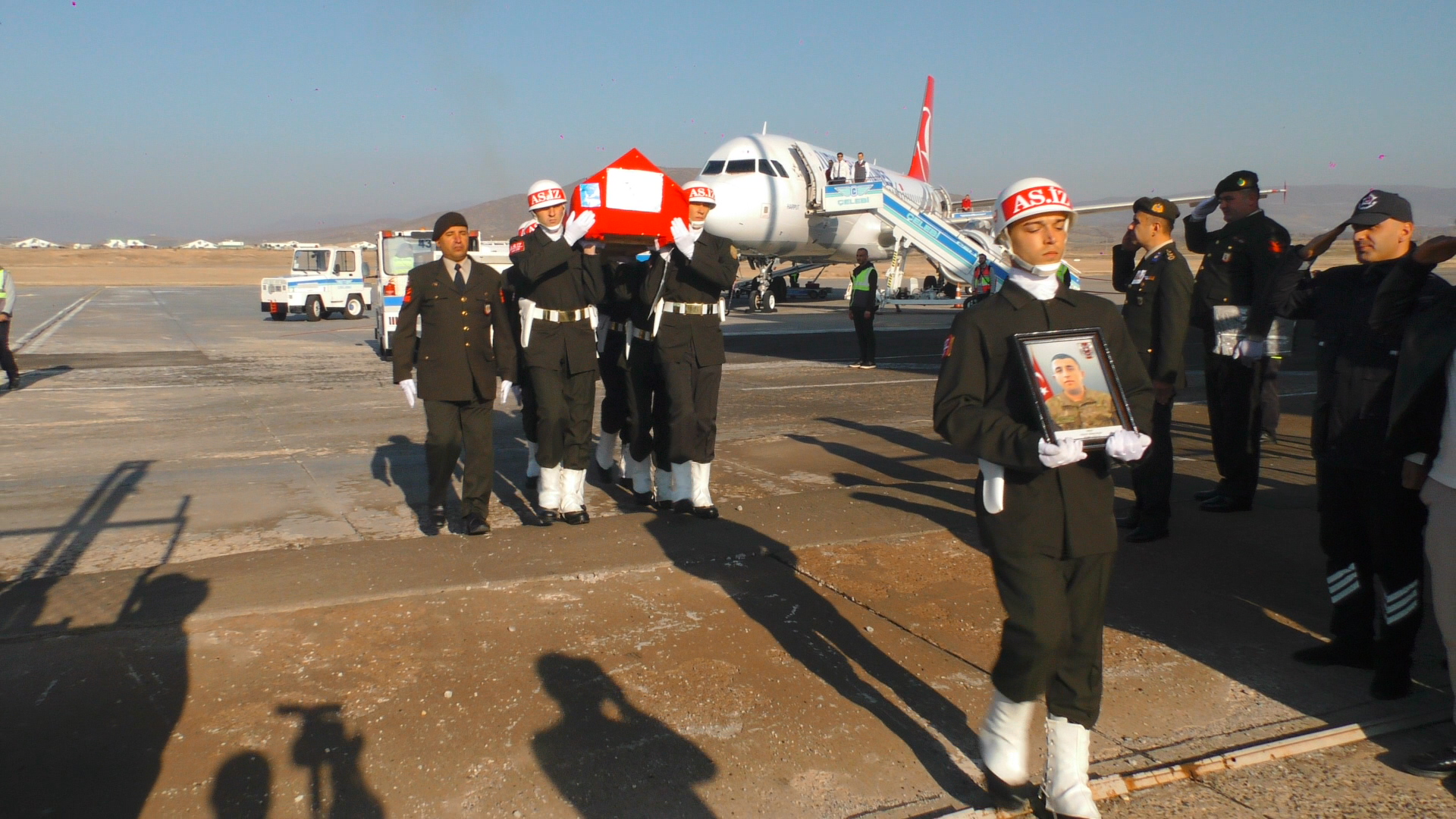 Terhisine 1 hafta kala nefes borusuna yiyecek kaçması sonucu ölen er, toprağa verildi - Görsel 3