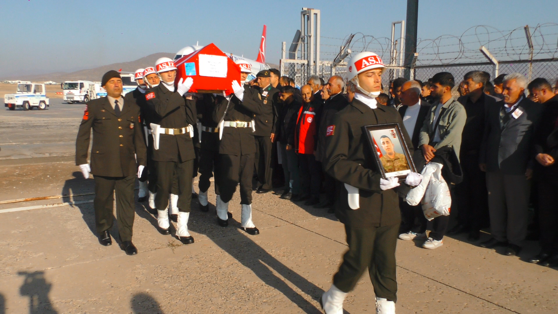 Terhisine 1 hafta kala nefes borusuna yiyecek kaçması sonucu ölen er, toprağa verildi - Görsel 4