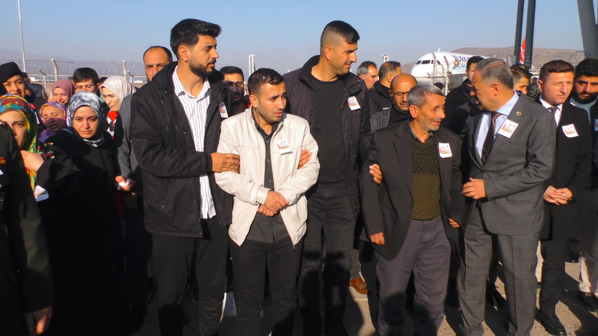 Terhisine 1 hafta kala nefes borusuna yiyecek kaçması sonucu ölen er, toprağa verildi - Görsel 5