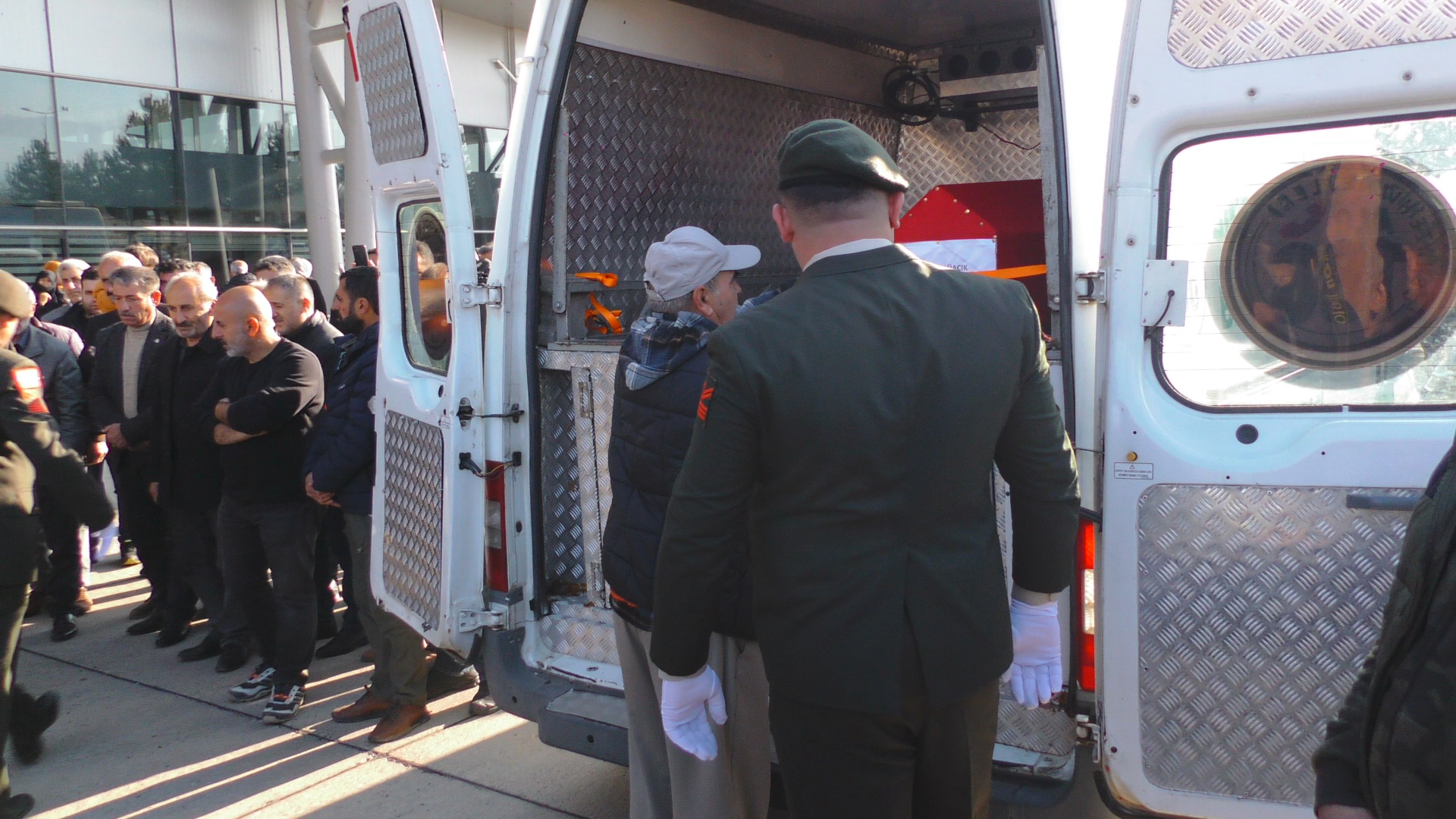 Terhisine 1 hafta kala nefes borusuna yiyecek kaçması sonucu ölen er, toprağa verildi - Görsel 6