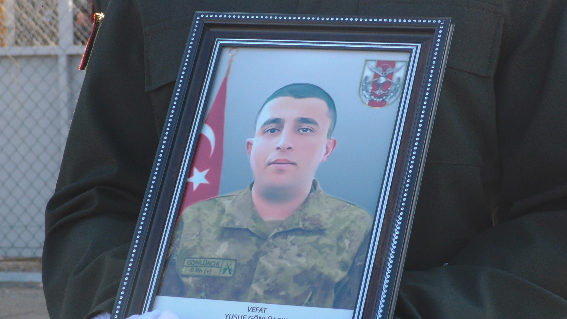 Terhisine 1 hafta kala nefes borusuna yiyecek kaçması sonucu ölen er, toprağa verildi - Görsel 7