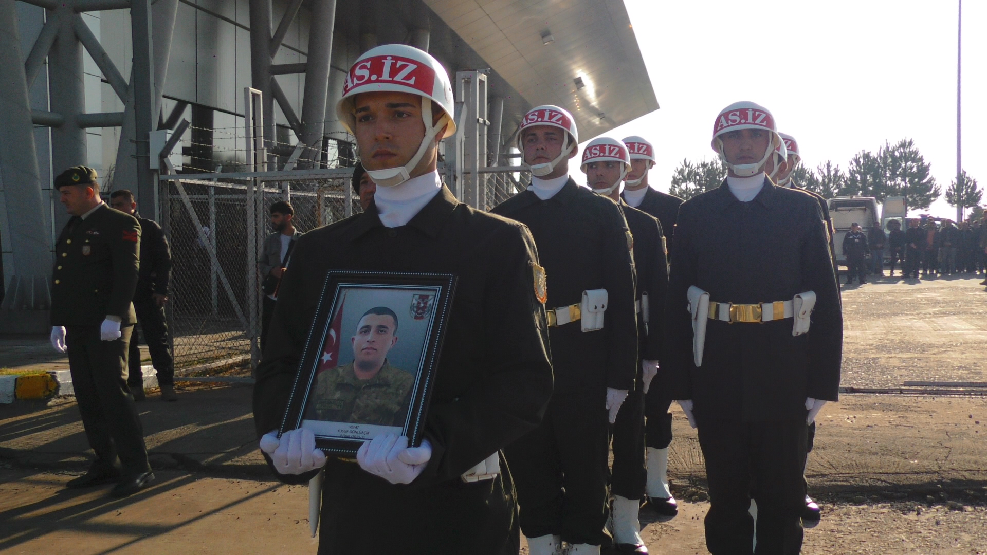 Terhisine 1 hafta kala nefes borusuna yiyecek kaçması sonucu ölen er, toprağa verildi - Görsel 8