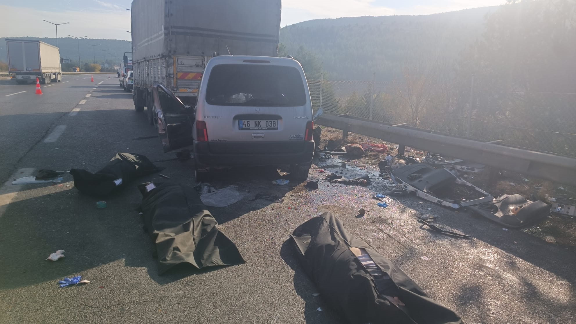 Hafif ticari araç, otoyolda kamyona çarptı; 3 ölü, 3 yaralı - Görsel 2