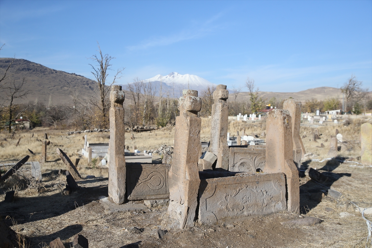 Kayseri'de Türk boyları ve Osmanlı Dönemi bezemeli mezar taşları belgelendi - Görsel 1