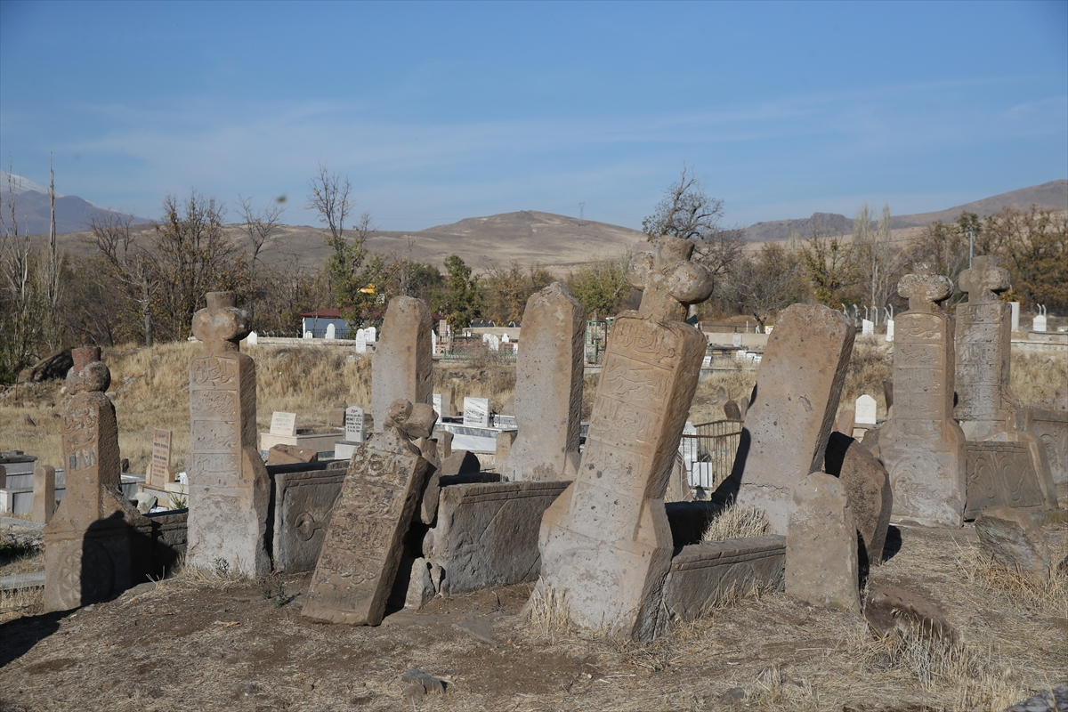 Kayseri'de Türk boyları ve Osmanlı Dönemi bezemeli mezar taşları belgelendi - Görsel 4