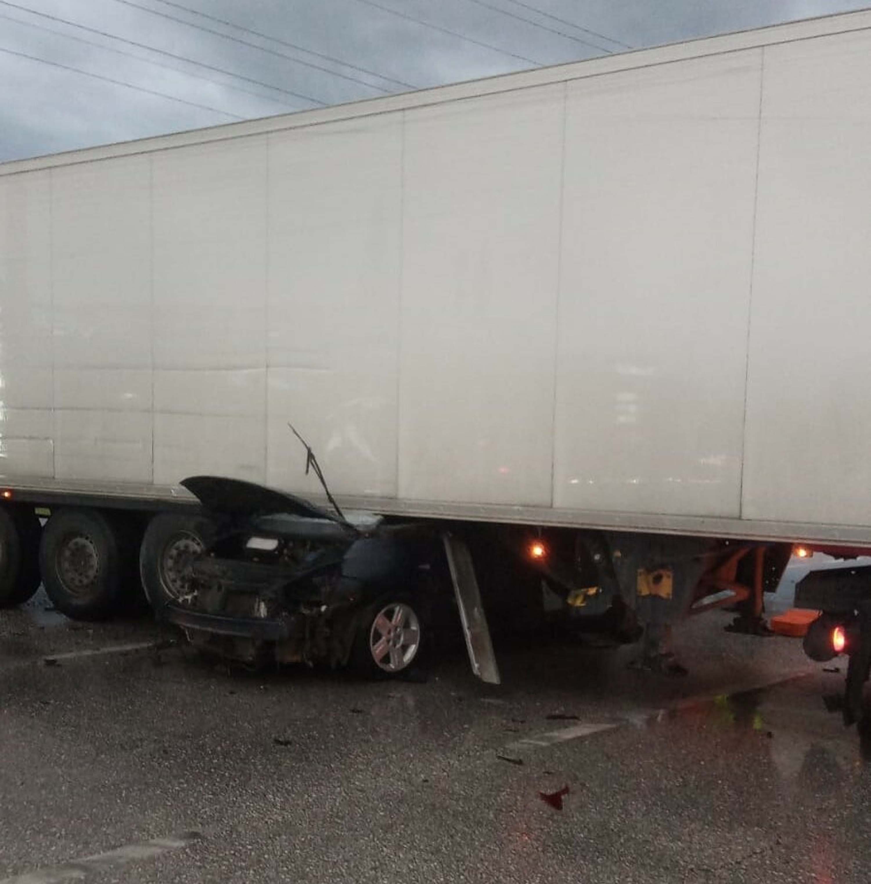 TIR ile çarpışan otomobilin sürücüsü ve eşi öldü - Görsel 1