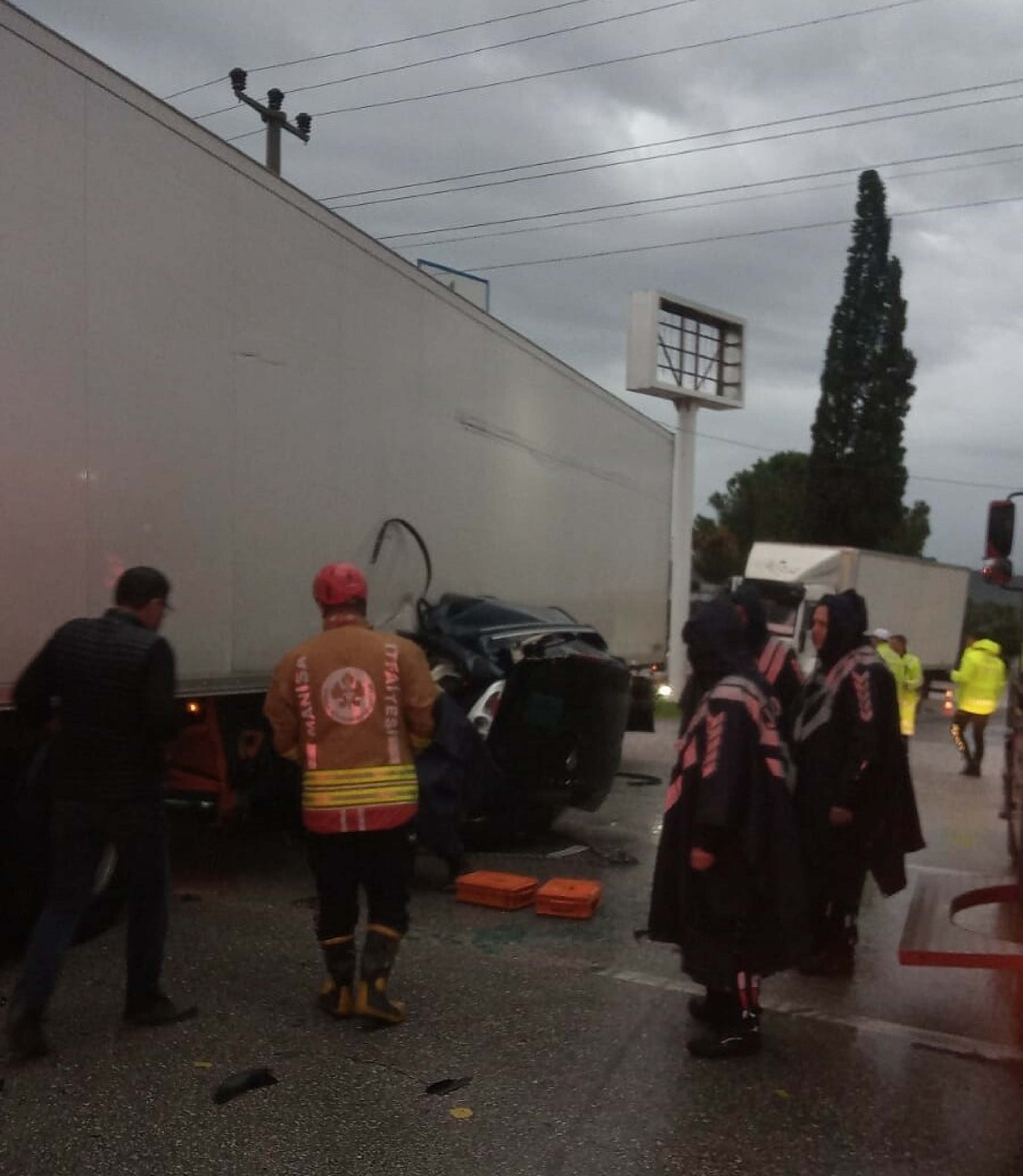 TIR ile çarpışan otomobilin sürücüsü ve eşi öldü - Görsel 3