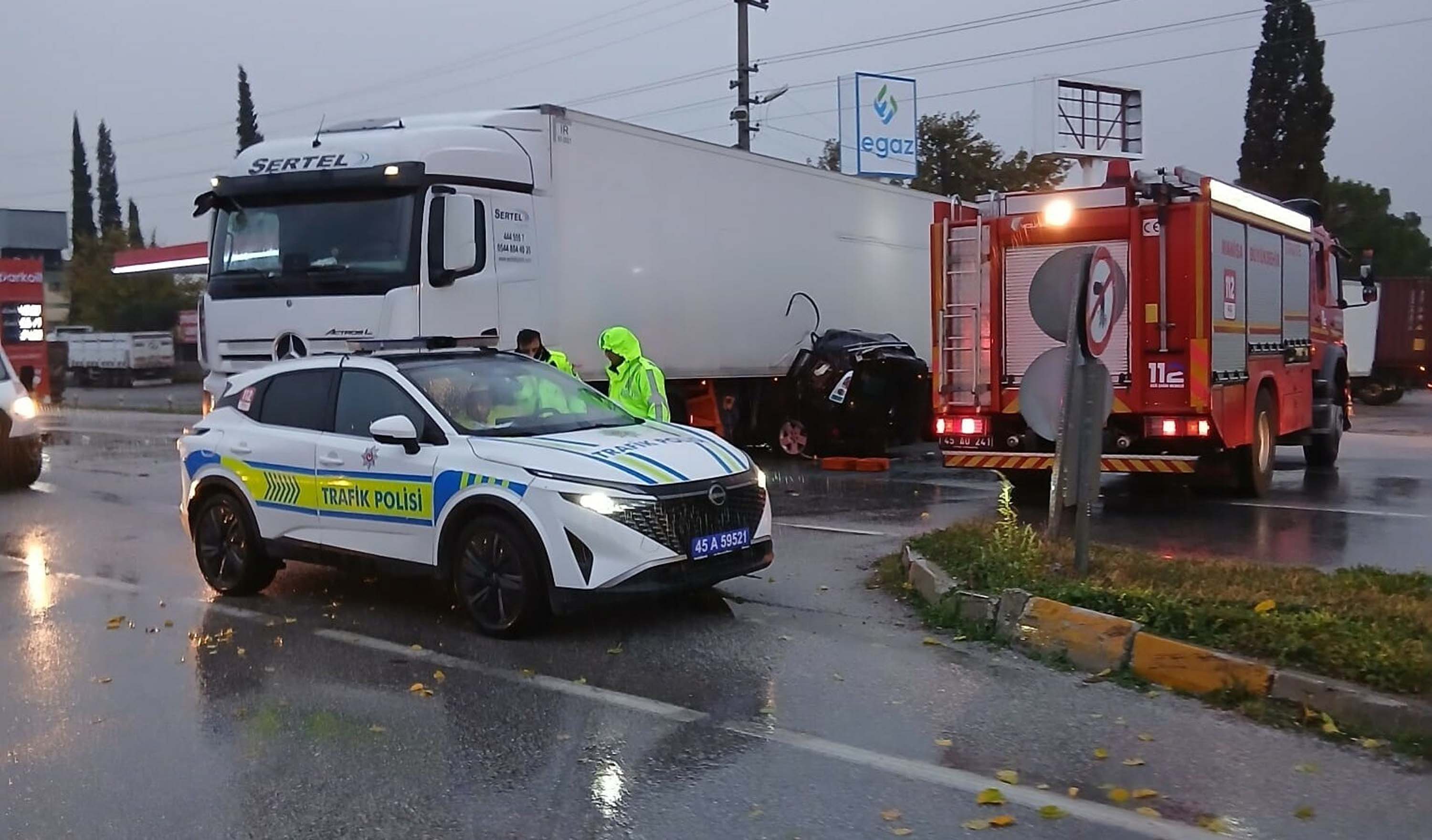 TIR ile çarpışan otomobilin sürücüsü ve eşi öldü - Görsel 4