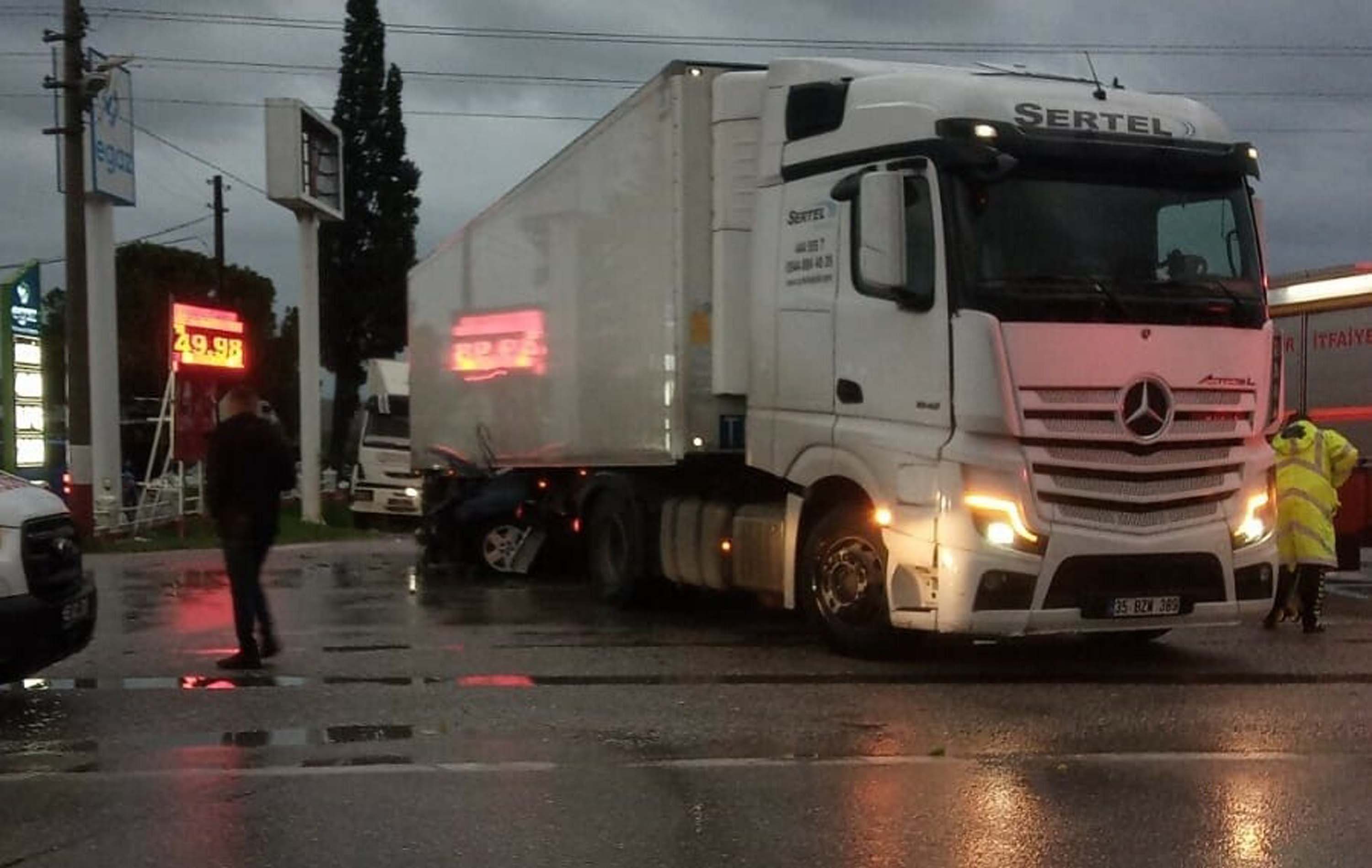 TIR ile çarpışan otomobilin sürücüsü ve eşi öldü - Görsel 6