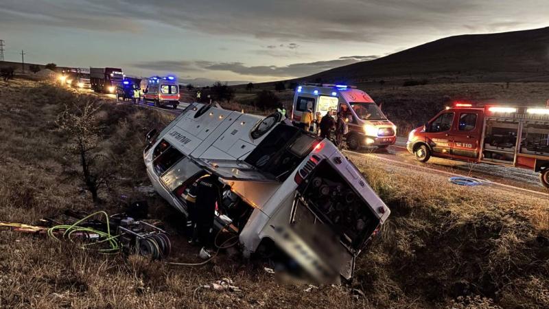 AFYONKARAHİSAR - Yolcu otobüsü devrildi, 2 kişi öldü, 21 kişi yaralandı - Görsel 1