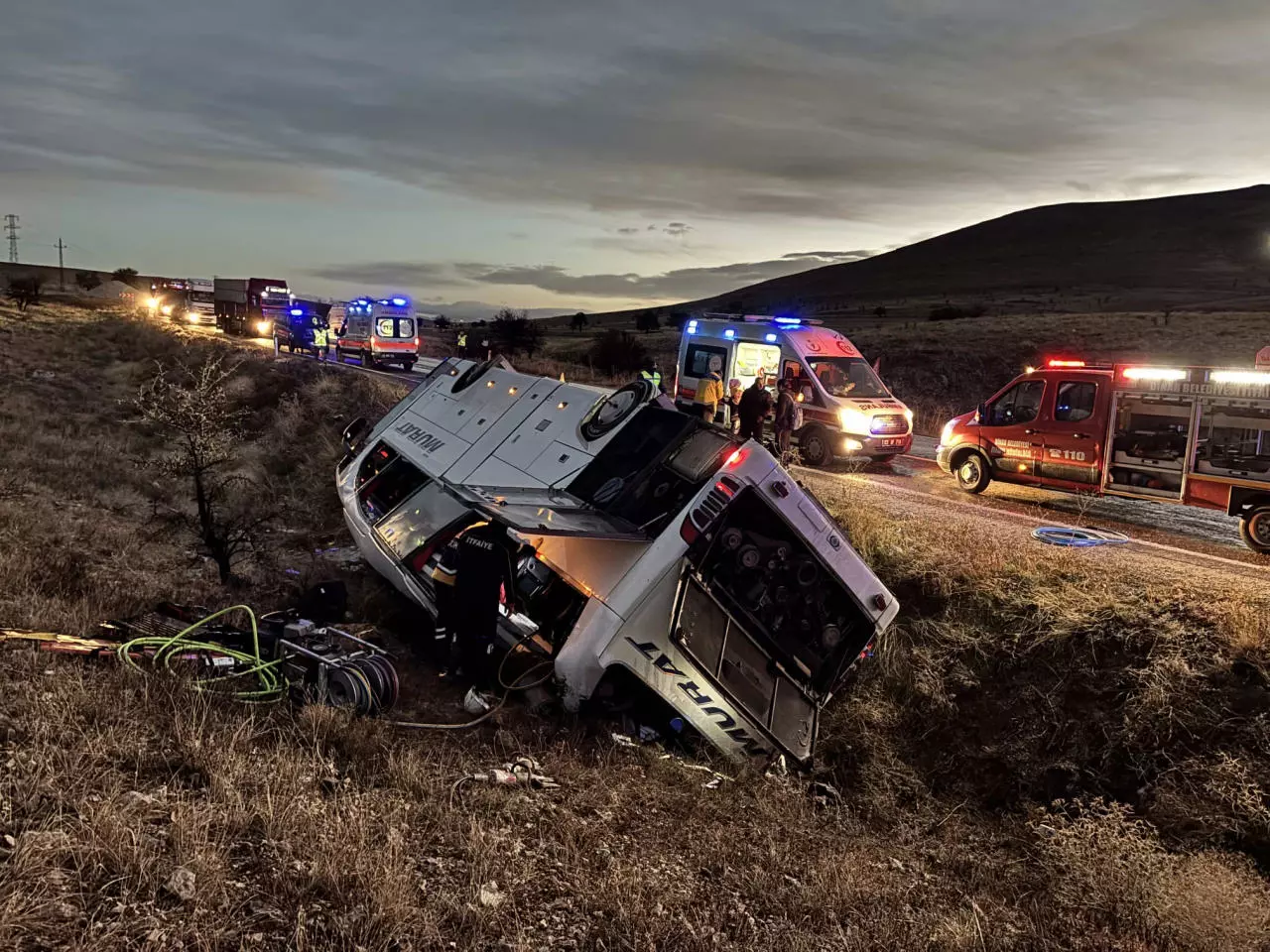 AFYONKARAHİSAR - Yolcu otobüsü devrildi, 2 kişi öldü, 21 kişi yaralandı - Görsel 2