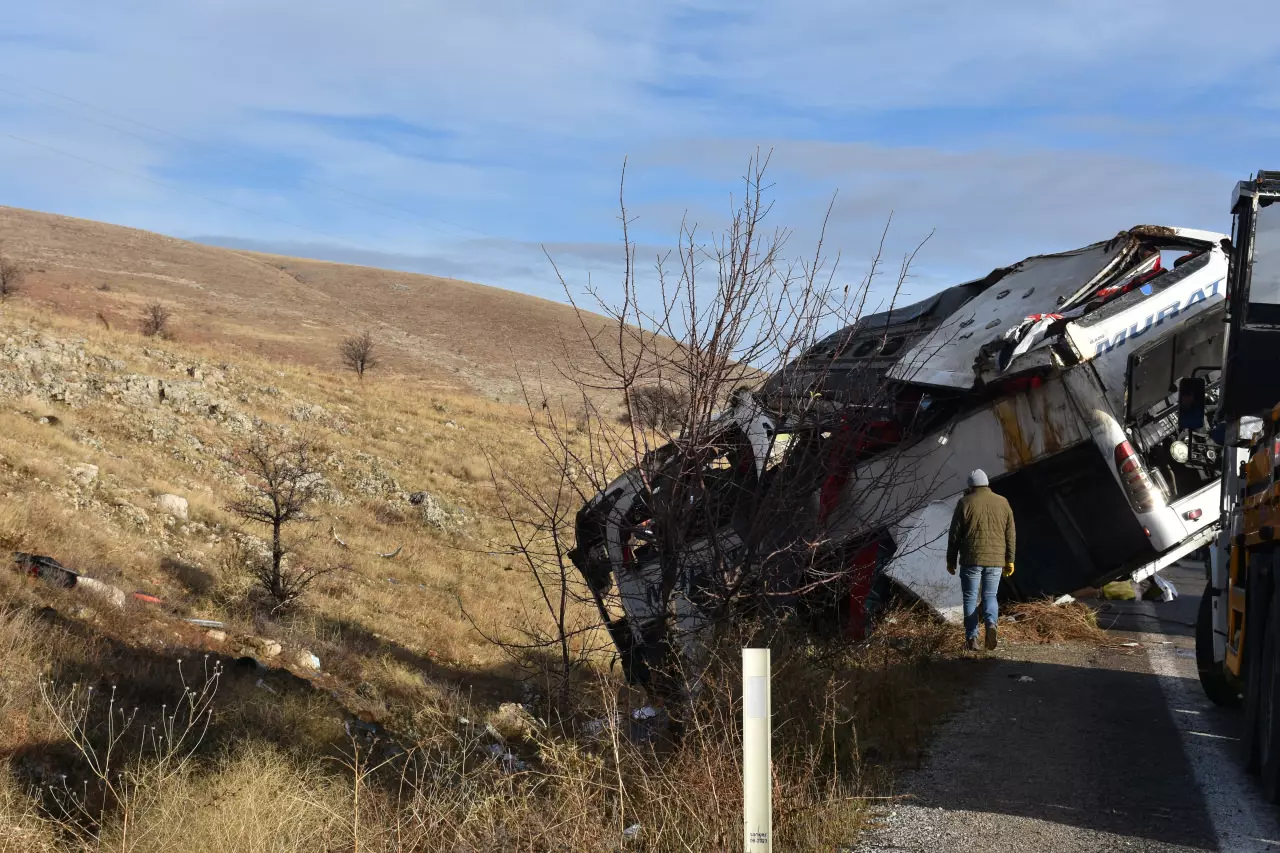 AFYONKARAHİSAR - Yolcu otobüsü devrildi, 2 kişi öldü, 21 kişi yaralandı - Görsel 3
