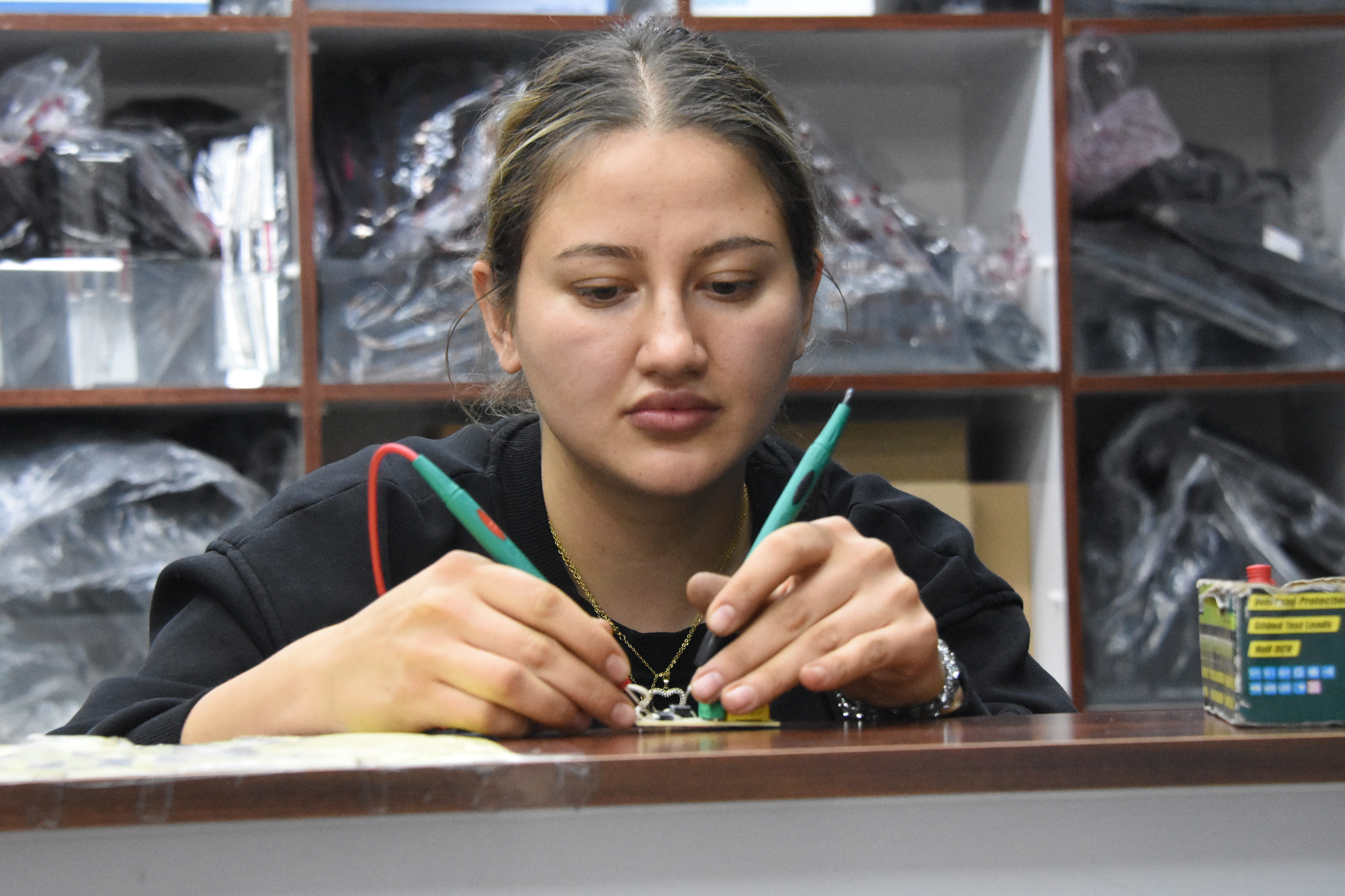 Baba ile 2 kızı, 15 yıldır elektronik ev aletleri tamir ediyor - Görsel 2