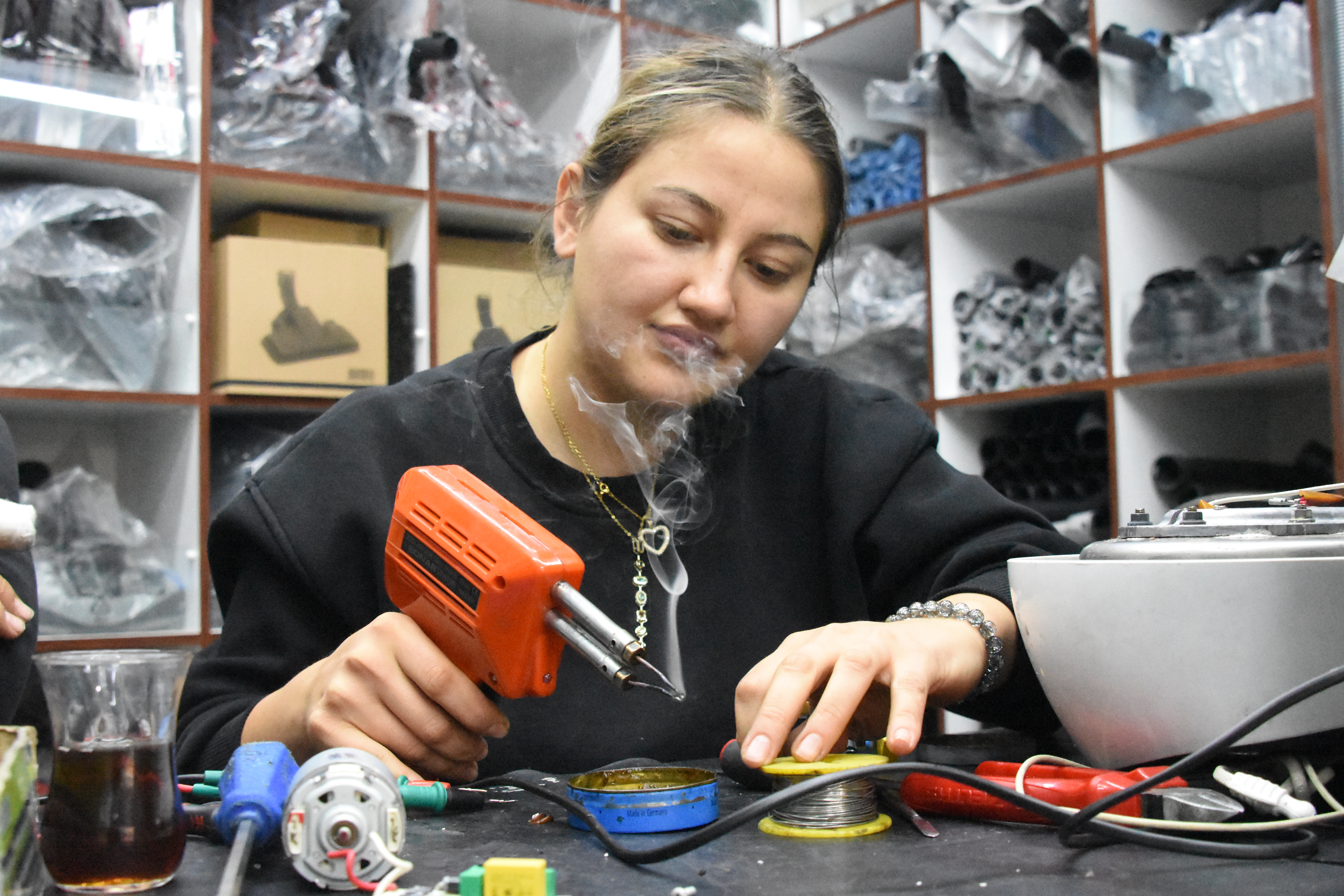 Baba ile 2 kızı, 15 yıldır elektronik ev aletleri tamir ediyor - Görsel 3