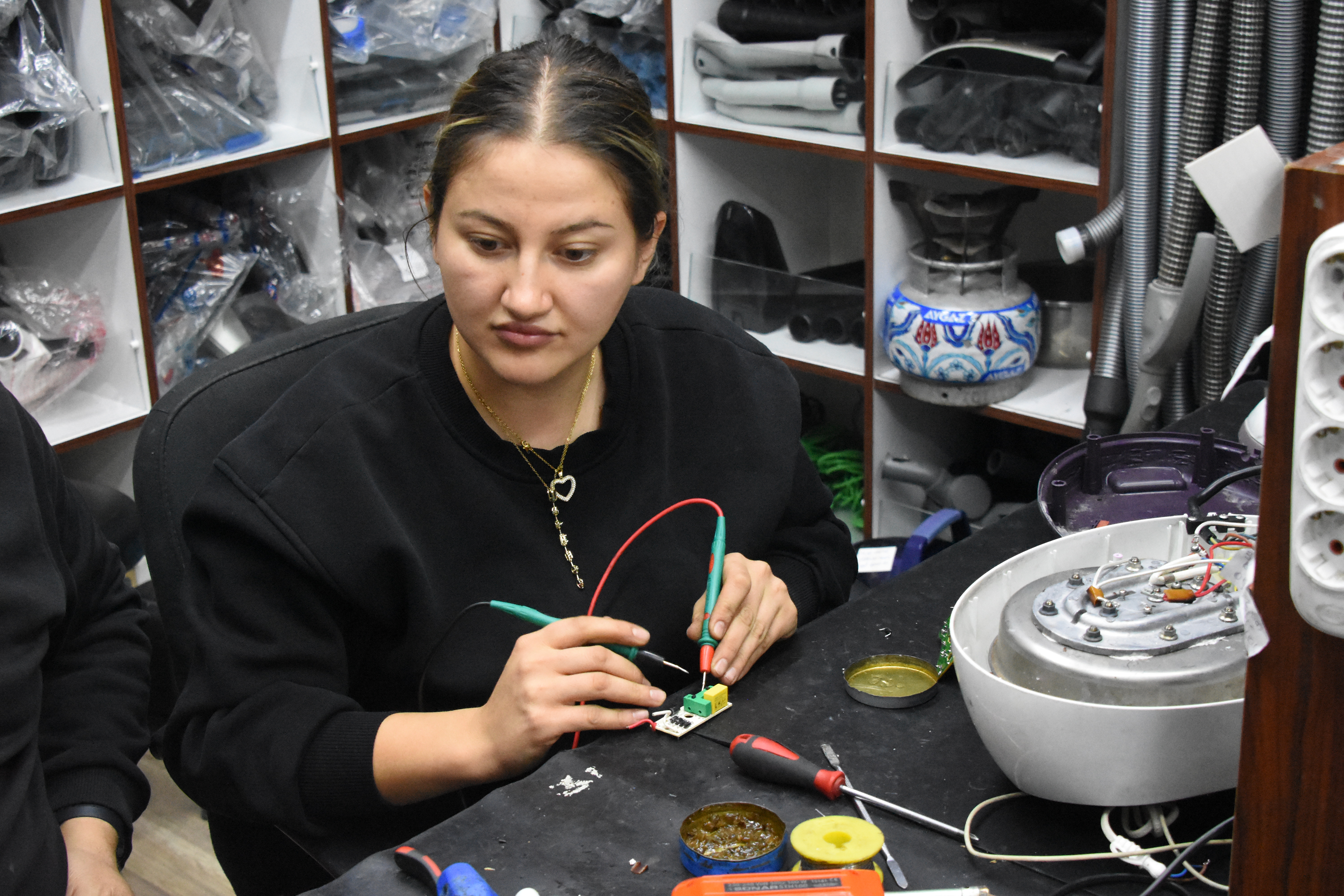 Baba ile 2 kızı, 15 yıldır elektronik ev aletleri tamir ediyor - Görsel 4