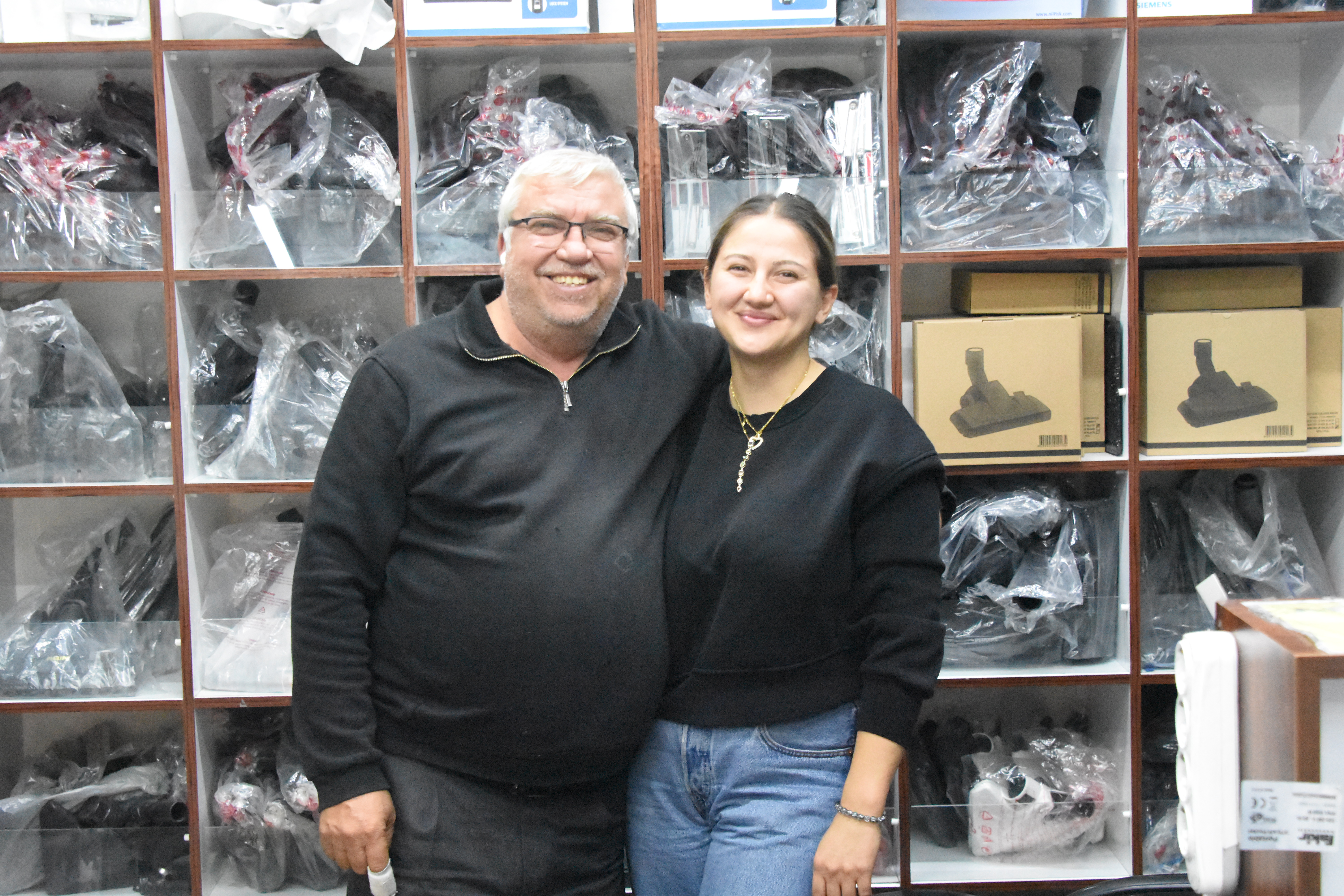 Baba ile 2 kızı, 15 yıldır elektronik ev aletleri tamir ediyor - Görsel 6