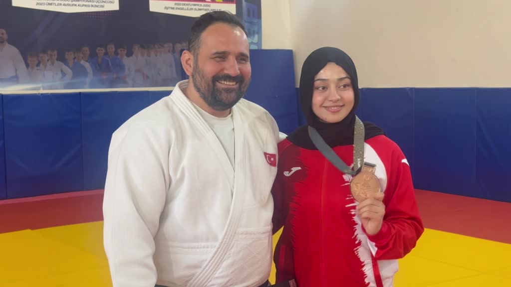 KONYA - İşitme engelli judocu Esma Gökülü sakatlığına rağmen olimpiyat madalyası kazanmayı başardı - Görsel 1