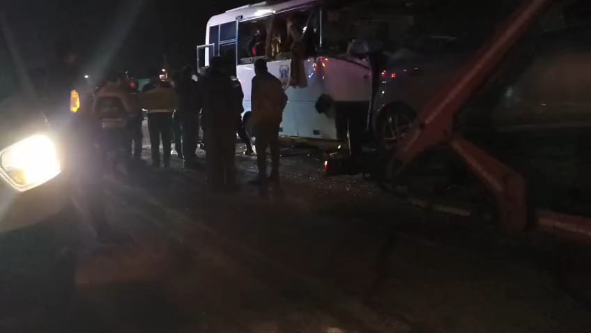 Mahkum taşıyan midibüsün de karıştığı zincirleme kazada 23 kişi yaralandı - Görsel 4