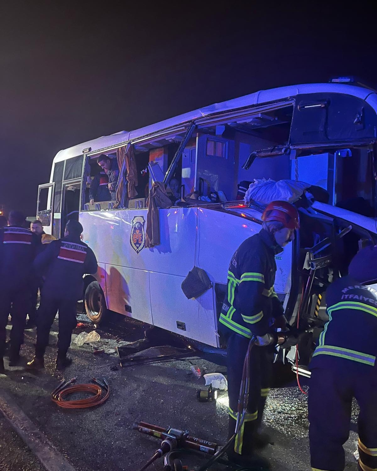 Mahkum taşıyan midibüsün de karıştığı zincirleme kazada 23 kişi yaralandı - Görsel 5