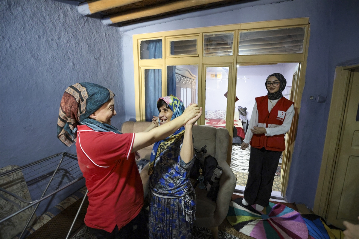 Konya'da yaşayan baba ve engelli kızı Türk Kızılay'ın sürpriziyle mutlu oldu - Görsel 5