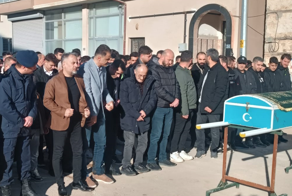 Kayıp olarak aranırken ölü bulunan 15 yaşındaki Berk, toprağa verildi - Görsel 2
