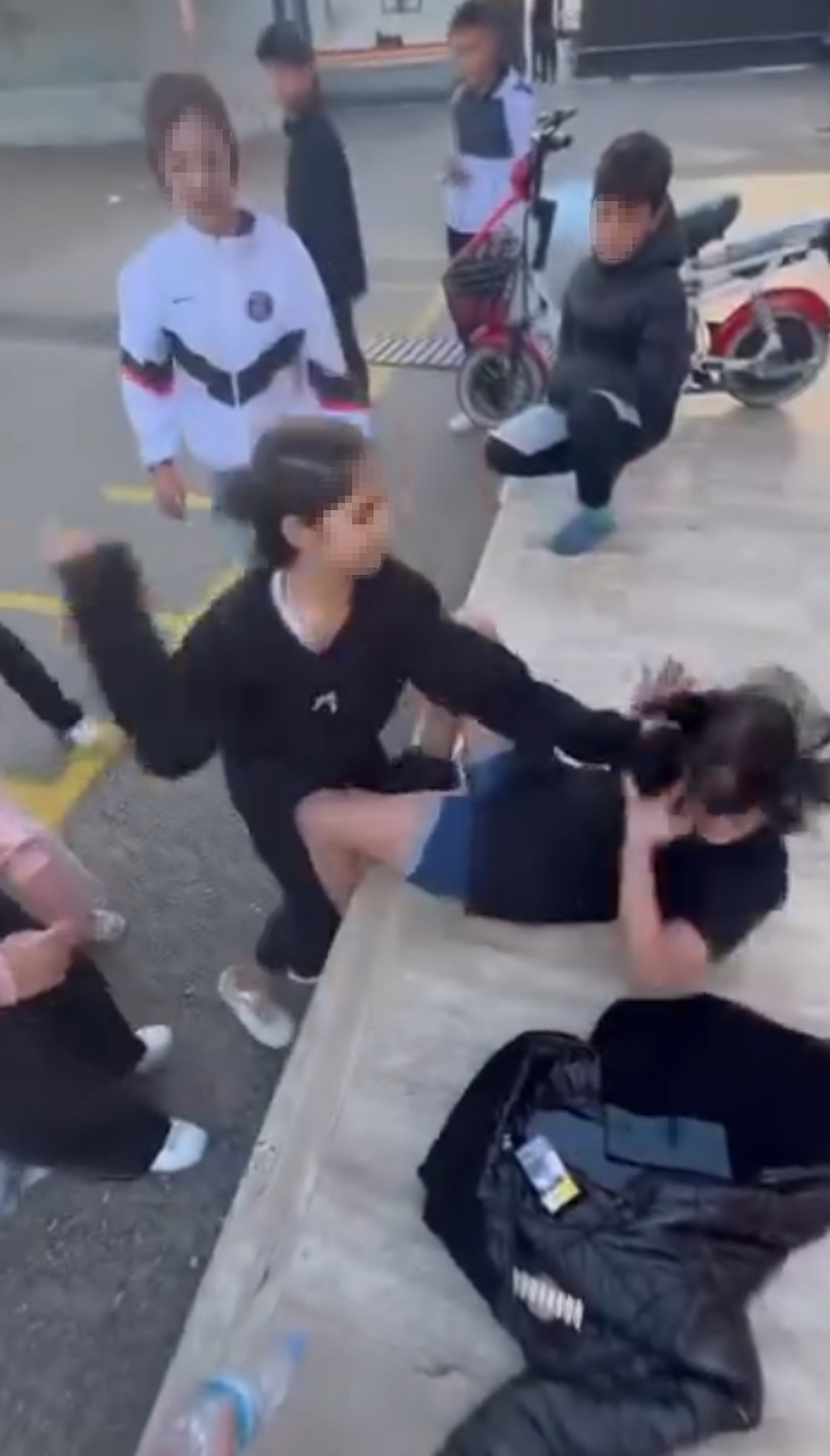 Antalya- Akranları, kız öğrenciyi tekme- yumruk dövüp saçından sürükledi; o anlar kamerada - Görsel 1