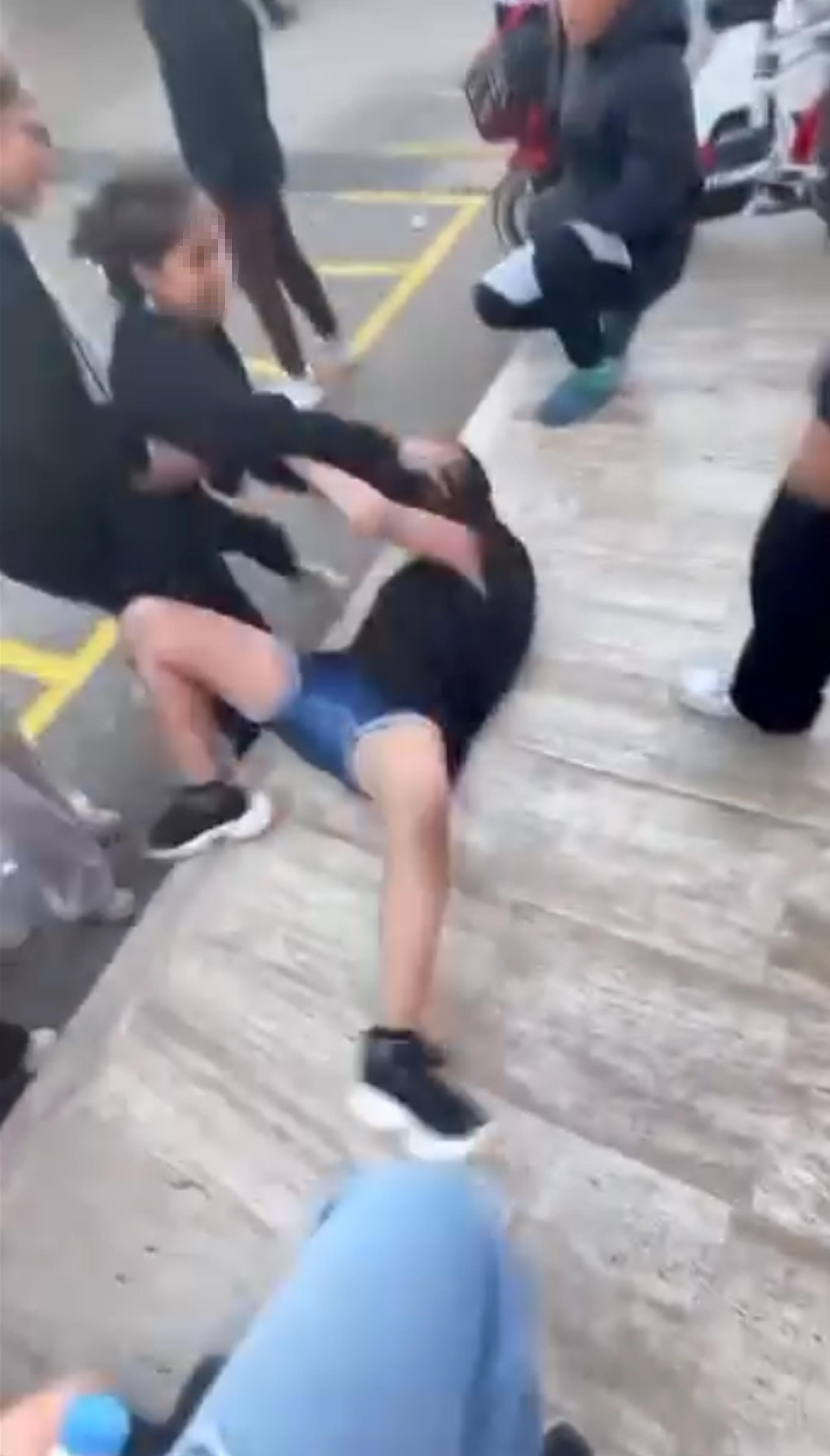 Antalya- Akranları, kız öğrenciyi tekme- yumruk dövüp saçından sürükledi; o anlar kamerada - Görsel 2