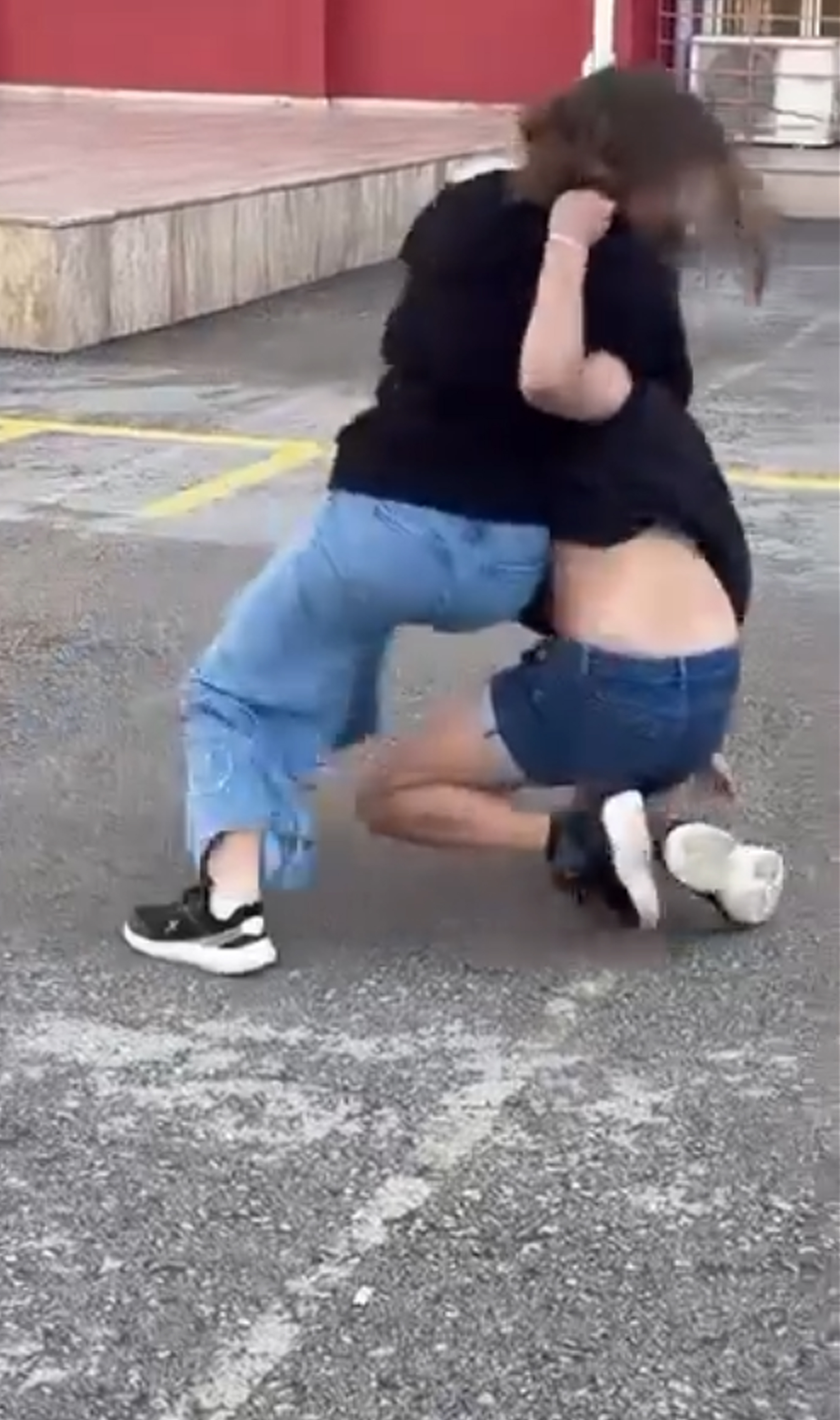 Antalya- Akranları, kız öğrenciyi tekme- yumruk dövüp saçından sürükledi; o anlar kamerada - Görsel 3