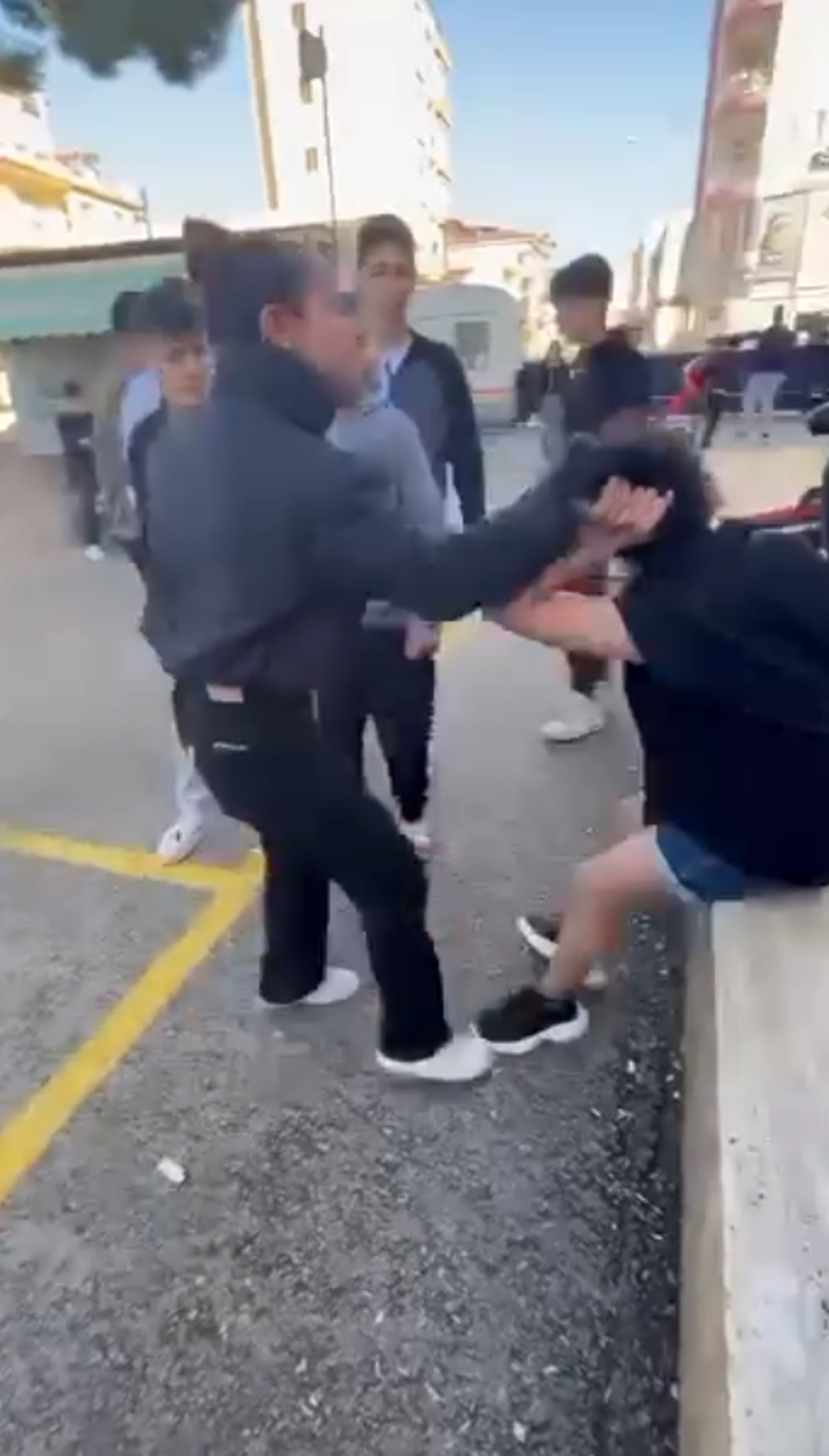 Antalya- Akranları, kız öğrenciyi tekme- yumruk dövüp saçından sürükledi; o anlar kamerada - Görsel 5