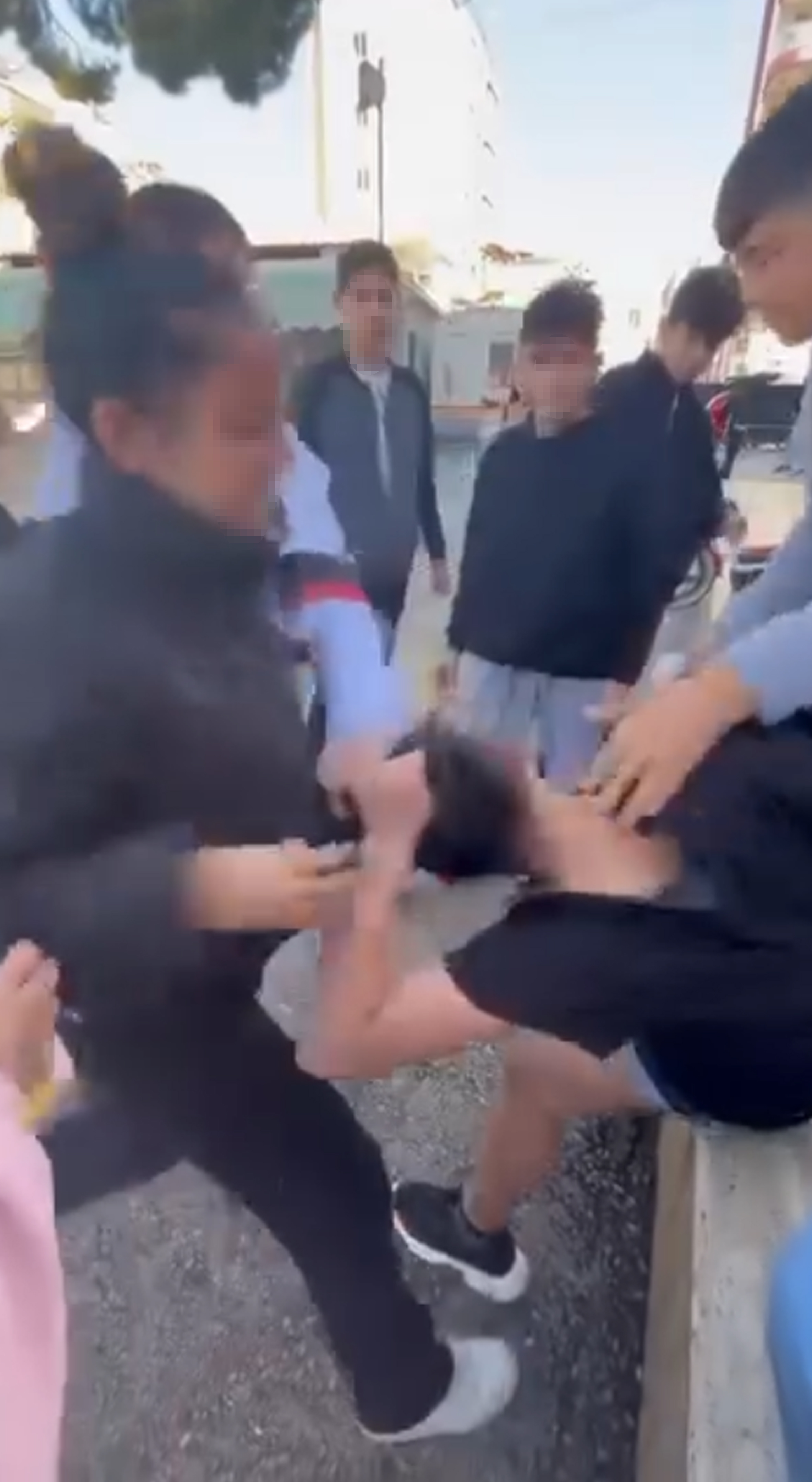 Antalya- Akranları, kız öğrenciyi tekme- yumruk dövüp saçından sürükledi; o anlar kamerada - Görsel 6