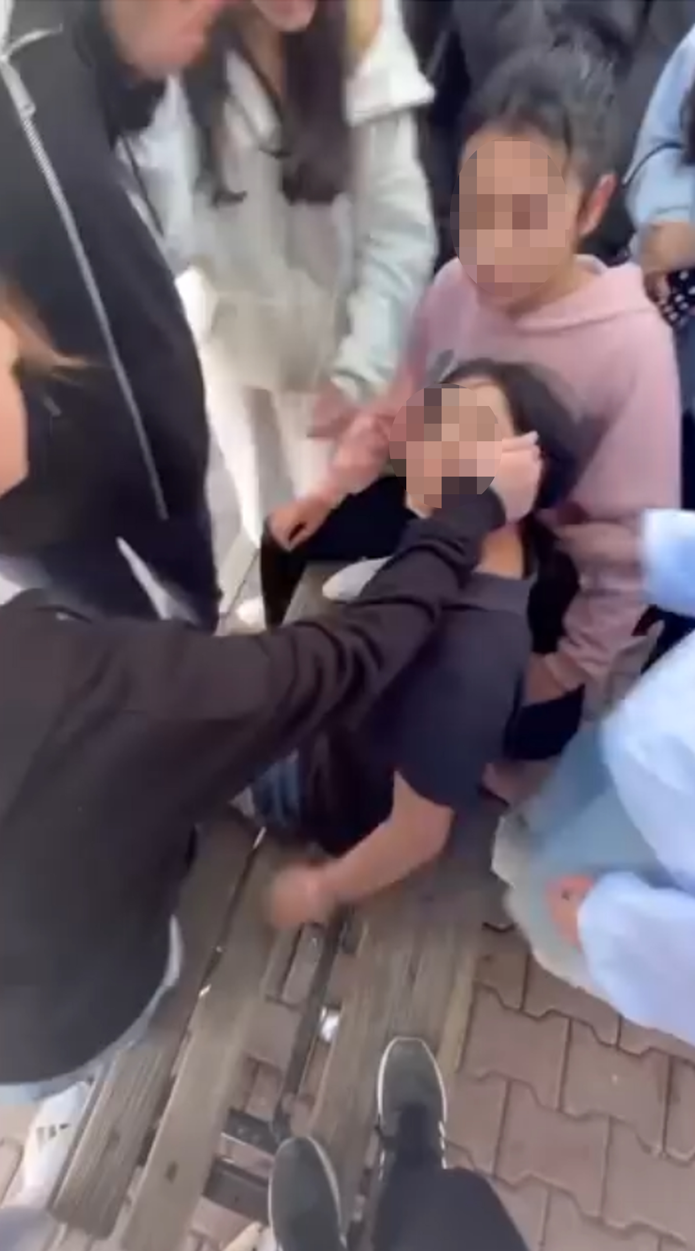 Antalya- Akranları, kız öğrenciyi tekme- yumruk dövüp saçından sürükledi; o anlar kamerada - Görsel 7