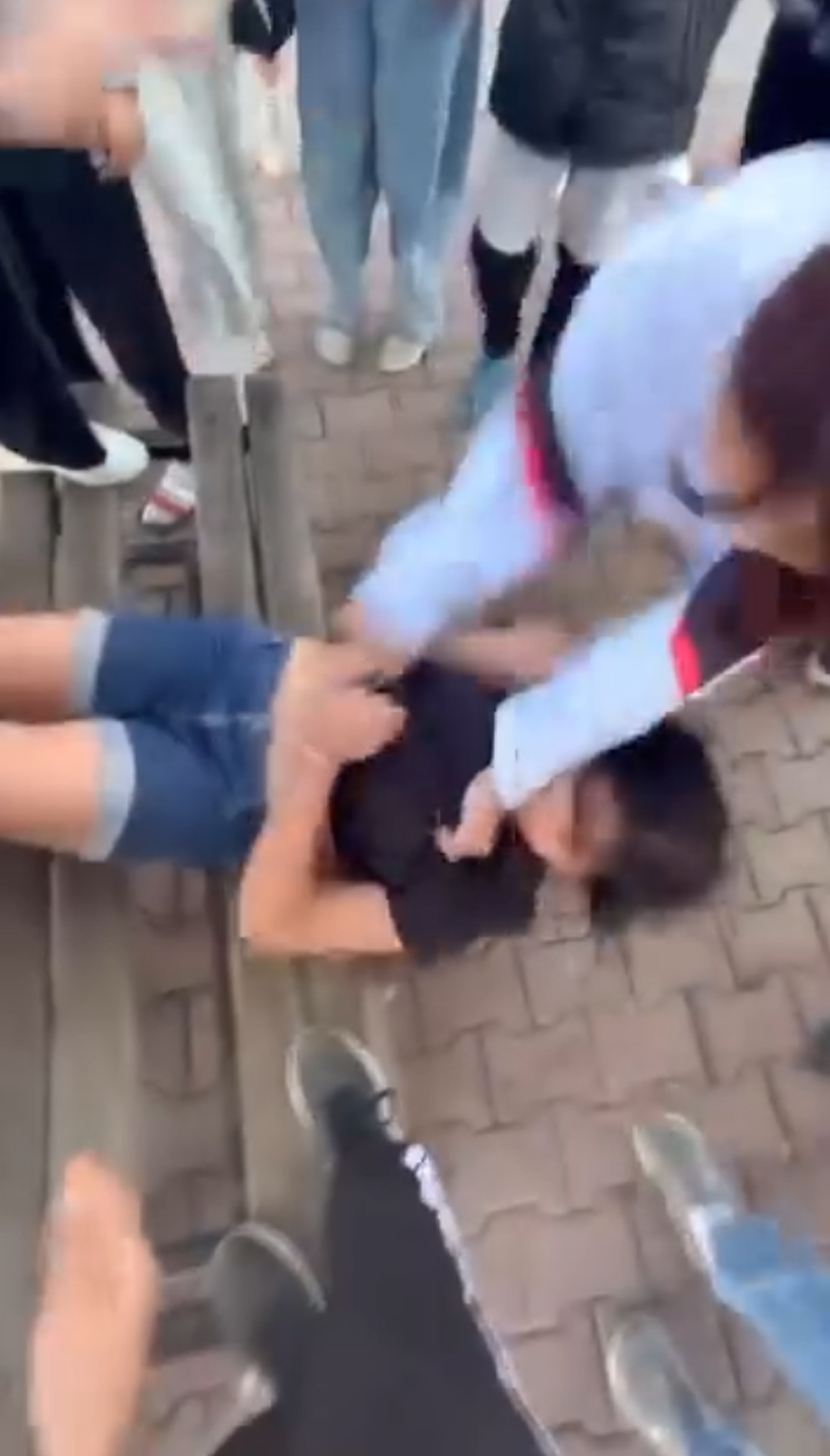 Antalya- Akranları, kız öğrenciyi tekme- yumruk dövüp saçından sürükledi; o anlar kamerada - Görsel 8