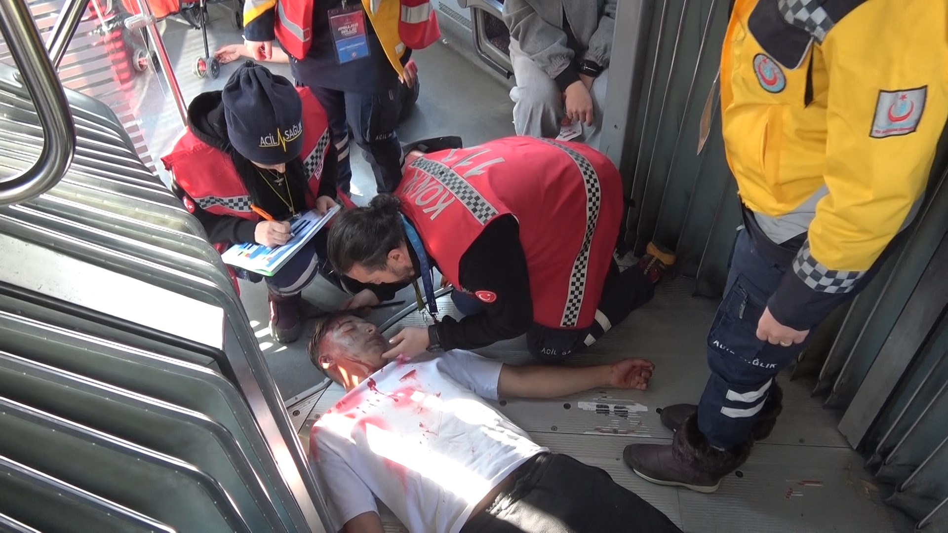 Ambulans şoförleri, teknik sürüşlerini geliştirmek için ralli yaptı - Görsel 8