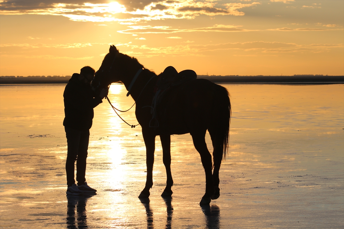 Tuz Gölü'nde gün batımı kızıl tonlarıyla görsel şölen oluşturdu - Görsel 4