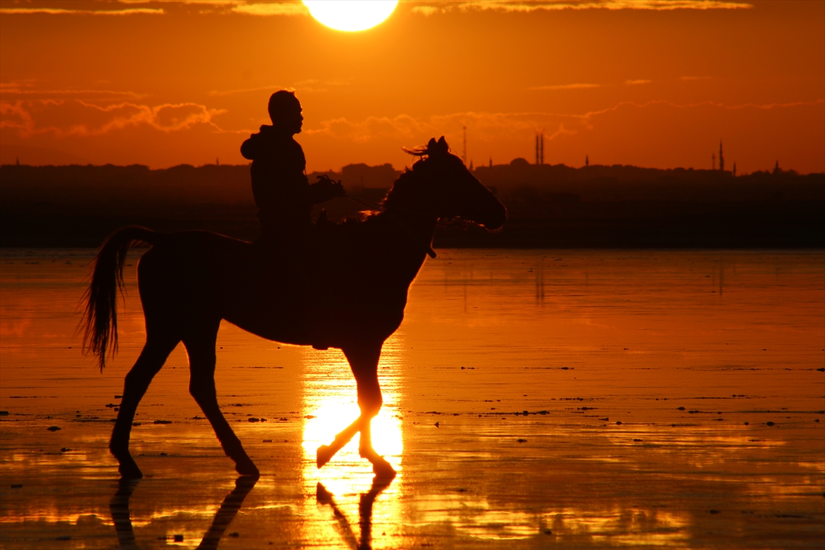 Tuz Gölü'nde gün batımı kızıl tonlarıyla görsel şölen oluşturdu - Görsel 8