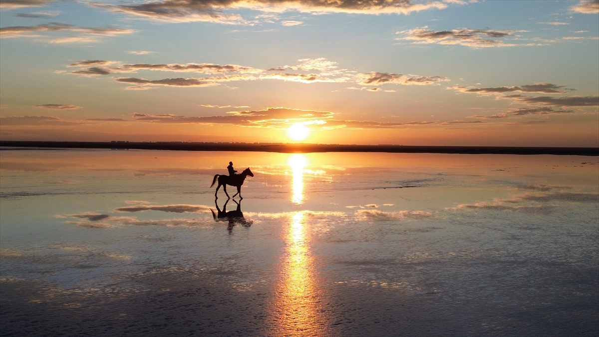 Tuz Gölü'nde gün batımı kızıl tonlarıyla görsel şölen oluşturdu - Görsel 9