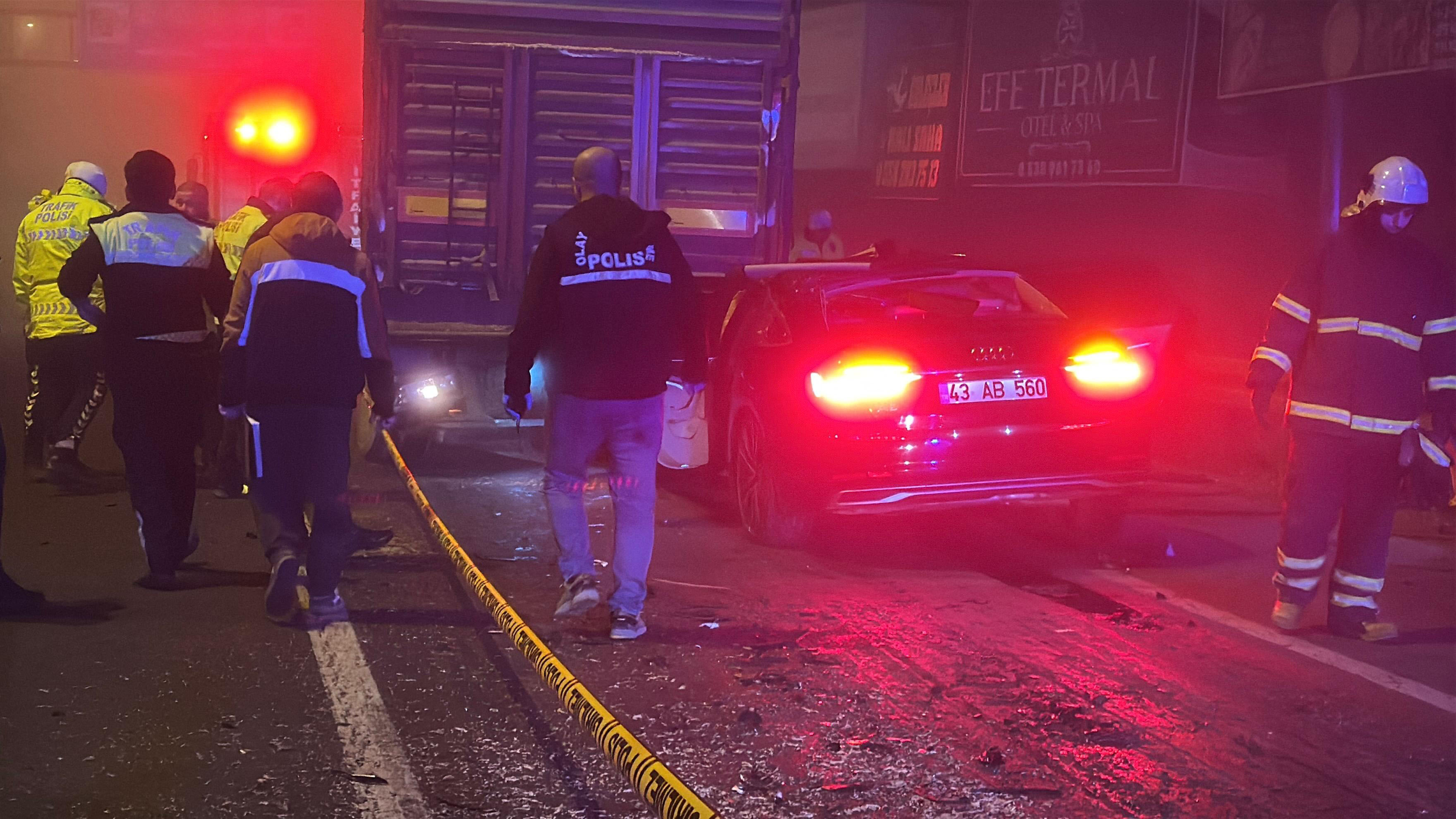 Kütahya'da otomobil TIR'a arkadan çarptı:  Aynı aileden 4  kişi öldü - Görsel 2