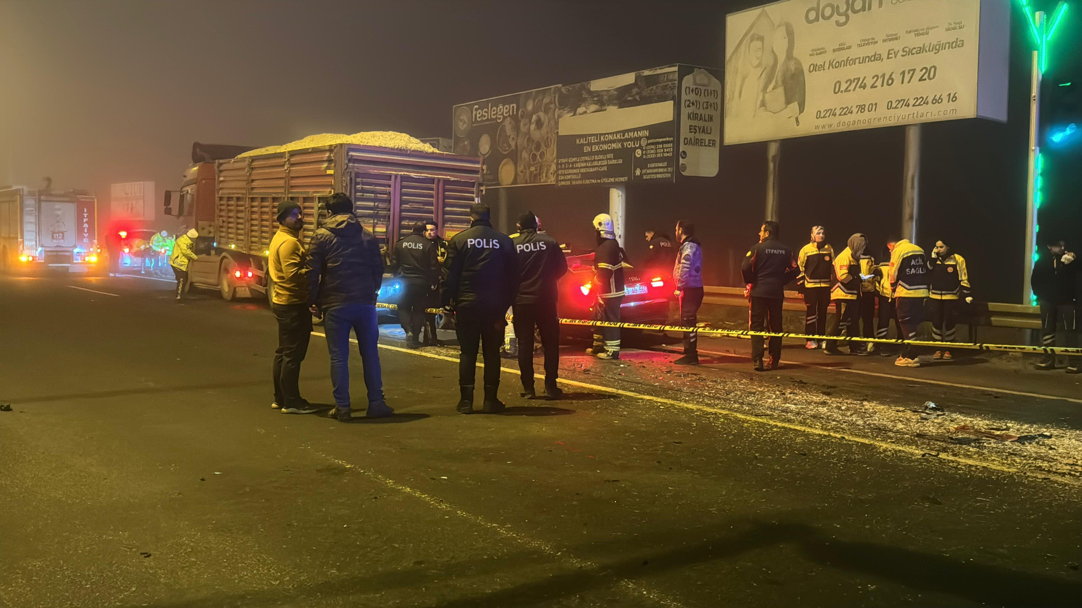 Kütahya'da otomobil TIR'a arkadan çarptı:  Aynı aileden 4  kişi öldü - Görsel 3