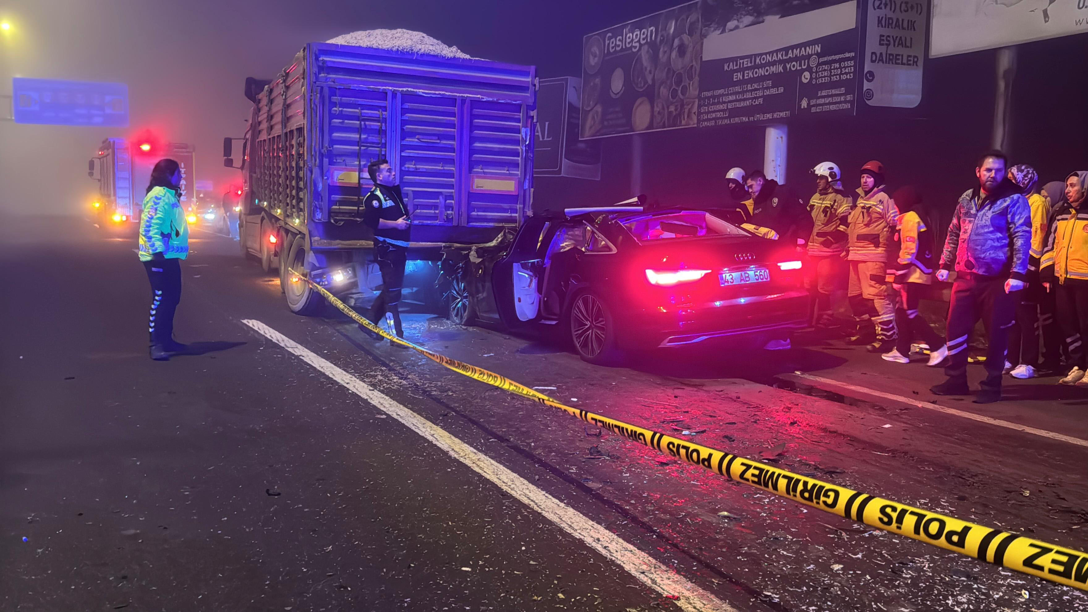 Kütahya'da otomobil TIR'a arkadan çarptı:  Aynı aileden 4  kişi öldü - Görsel 4