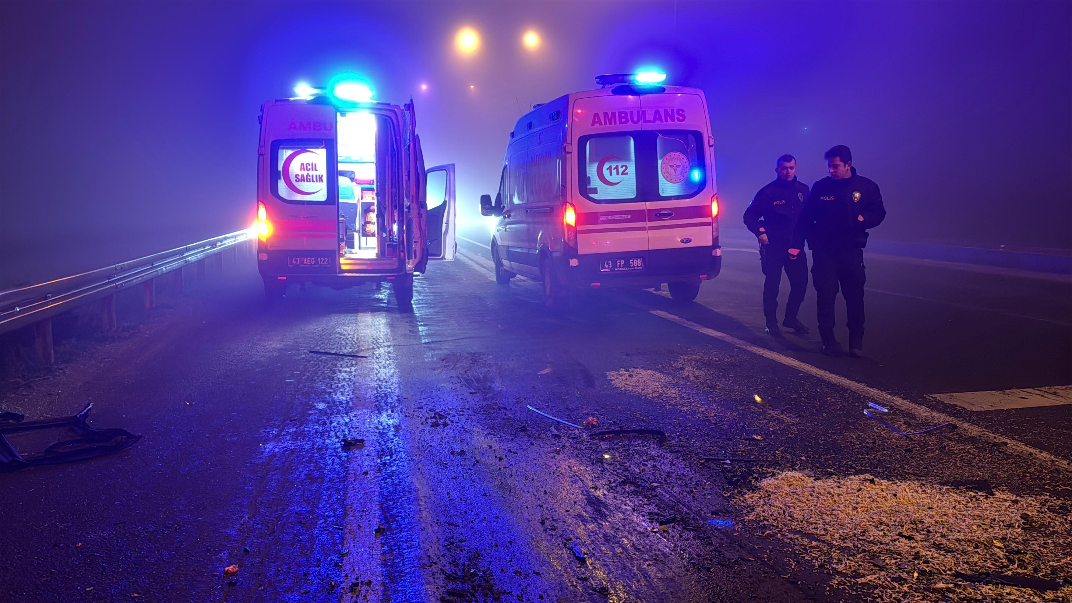Kütahya'da otomobil TIR'a arkadan çarptı:  Aynı aileden 4  kişi öldü - Görsel 6