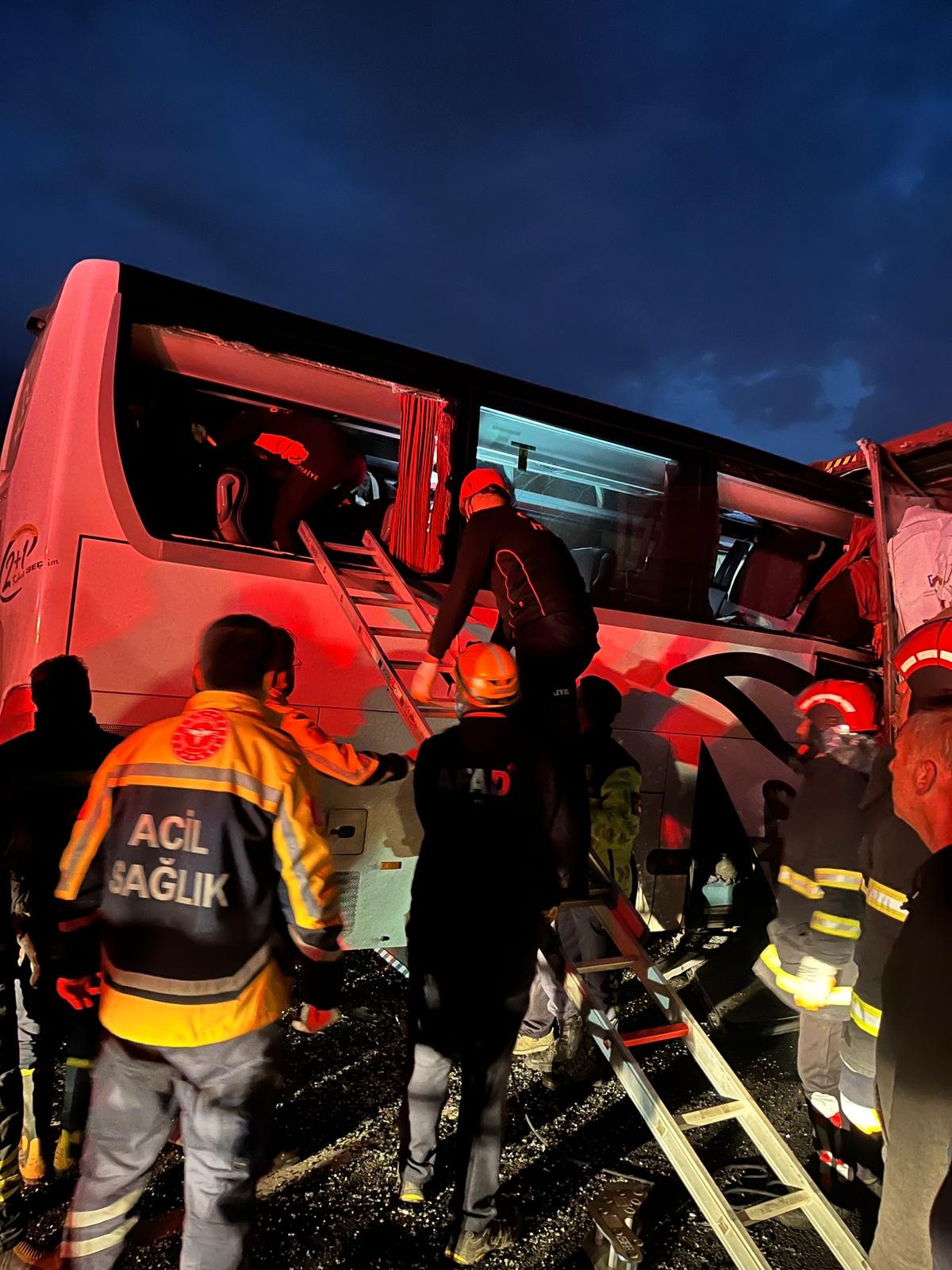 Osmaniye'de Yolcu otobüsü, otoyolda TIR'a çarptı; 6 ölü, 11 yaralı - Görsel 2