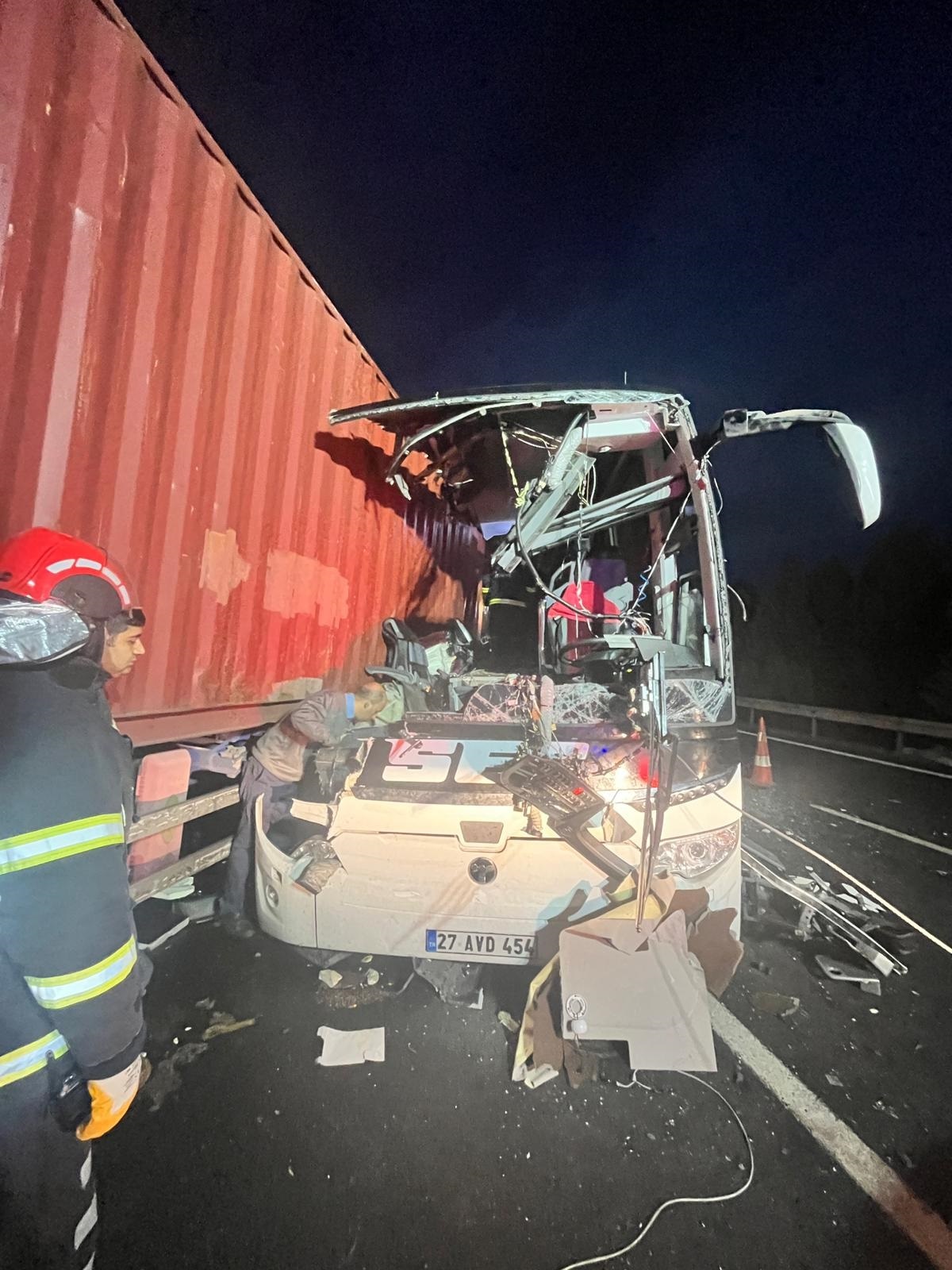 Osmaniye'de Yolcu otobüsü, otoyolda TIR'a çarptı; 6 ölü, 11 yaralı - Görsel 4