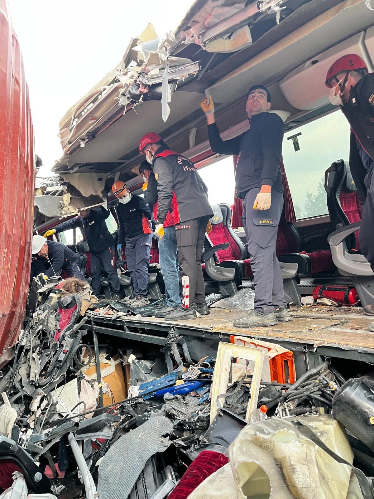 Osmaniye'de Yolcu otobüsü, otoyolda TIR'a çarptı; 6 ölü, 11 yaralı - Görsel 5
