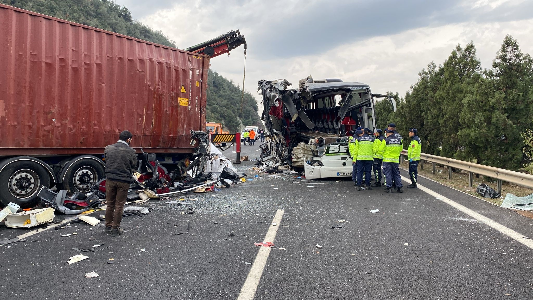 Osmaniye'de Yolcu otobüsü, otoyolda TIR'a çarptı; 6 ölü, 11 yaralı - Görsel 6
