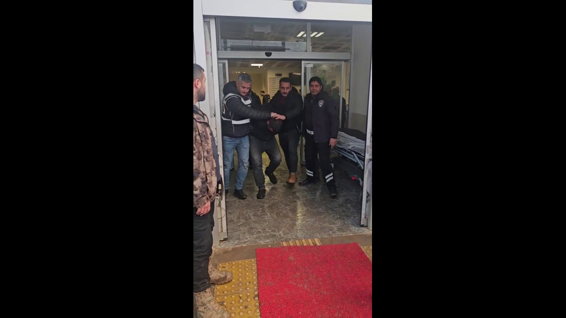  Hatay'da Kayıp olarak aranan çocuk, başından yaralı ve vücudunun bir kısmı toprağa gömülü bulundu - Görsel 3