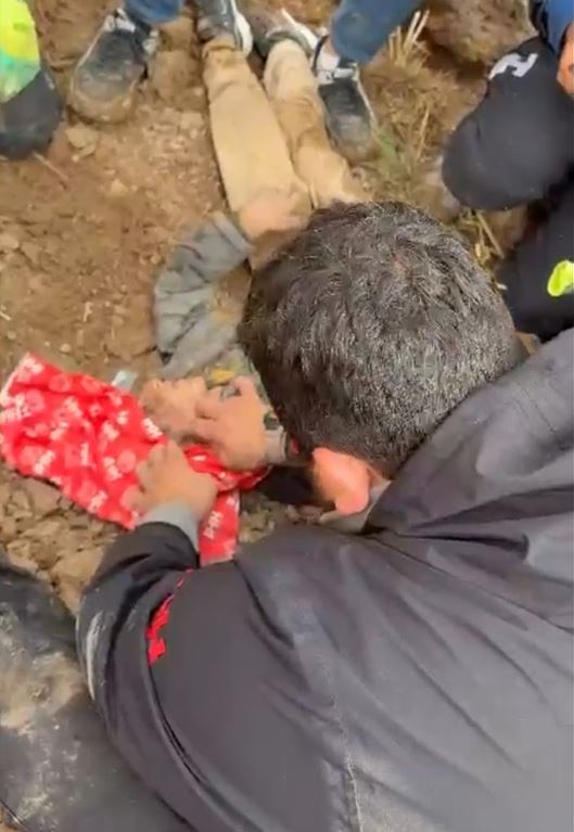  Hatay'da Kayıp olarak aranan çocuk, başından yaralı ve vücudunun bir kısmı toprağa gömülü bulundu - Görsel 5