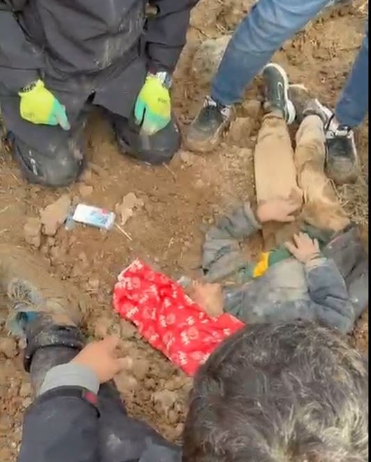  Hatay'da Kayıp olarak aranan çocuk, başından yaralı ve vücudunun bir kısmı toprağa gömülü bulundu - Görsel 6